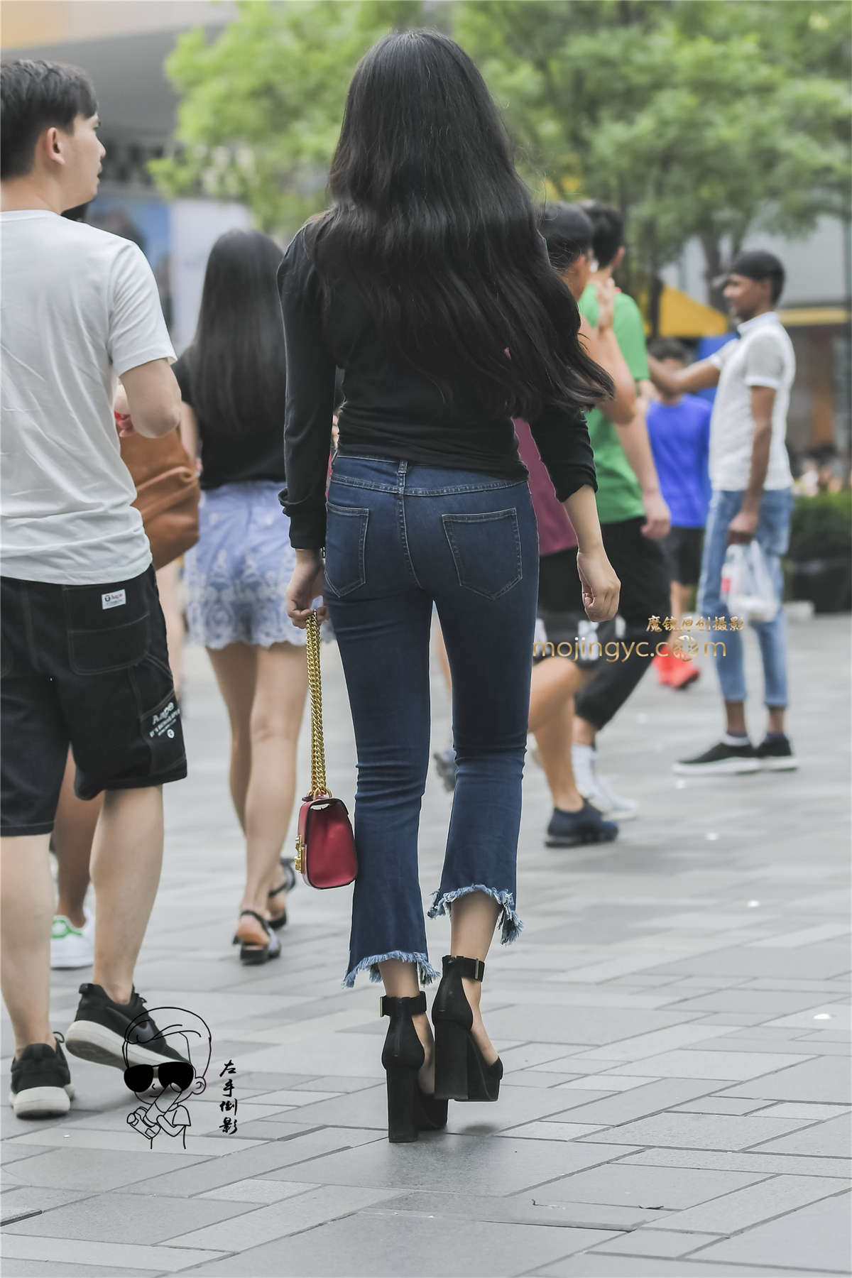 图片[2]-美女这身材太魔鬼性感了-日更街拍