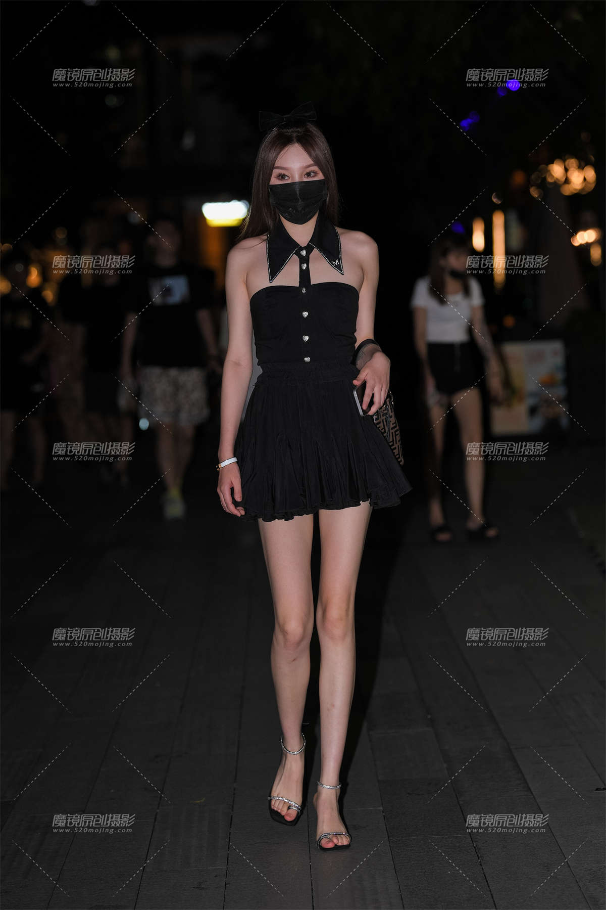 黑短裙高跟鞋美女-日更街拍