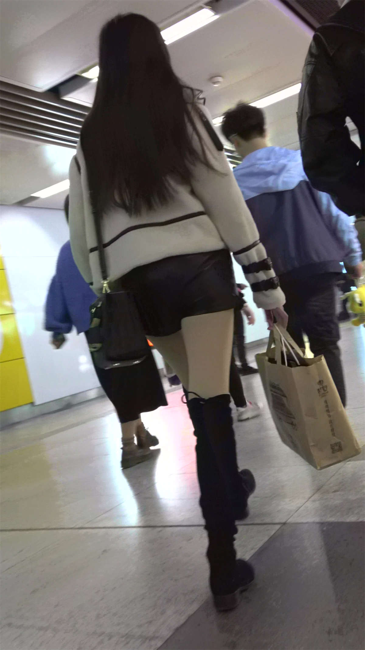 图片[2]-街拍丝袜长筒靴皮裤性感美女-日更街拍