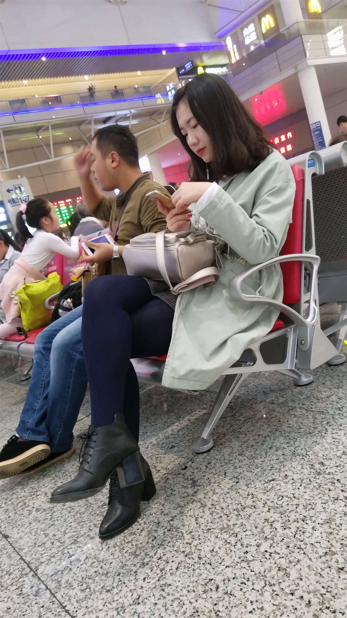 车站蓝色丝袜黑色皮鞋白肤漂亮美女-日更街拍