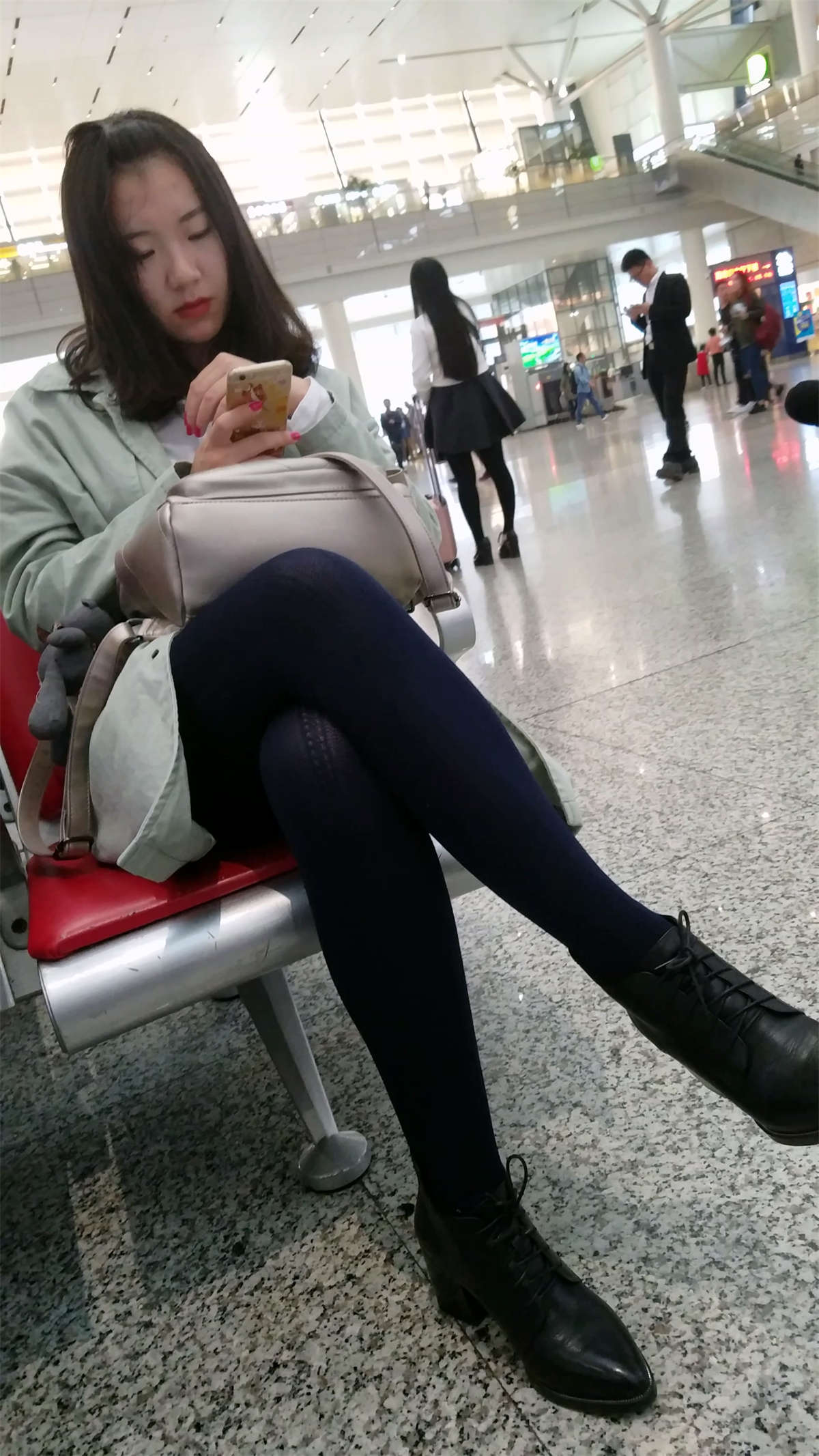 图片[2]-车站蓝色丝袜黑色皮鞋白肤漂亮美女-日更街拍