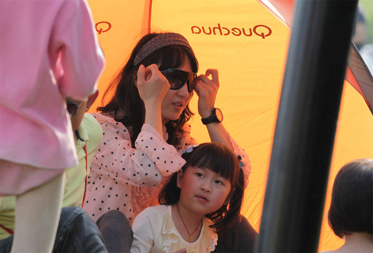 图片[2]-踏青公园街拍系列No.438 暖色光线下颇显香艳的少妇肉丝-日更街拍