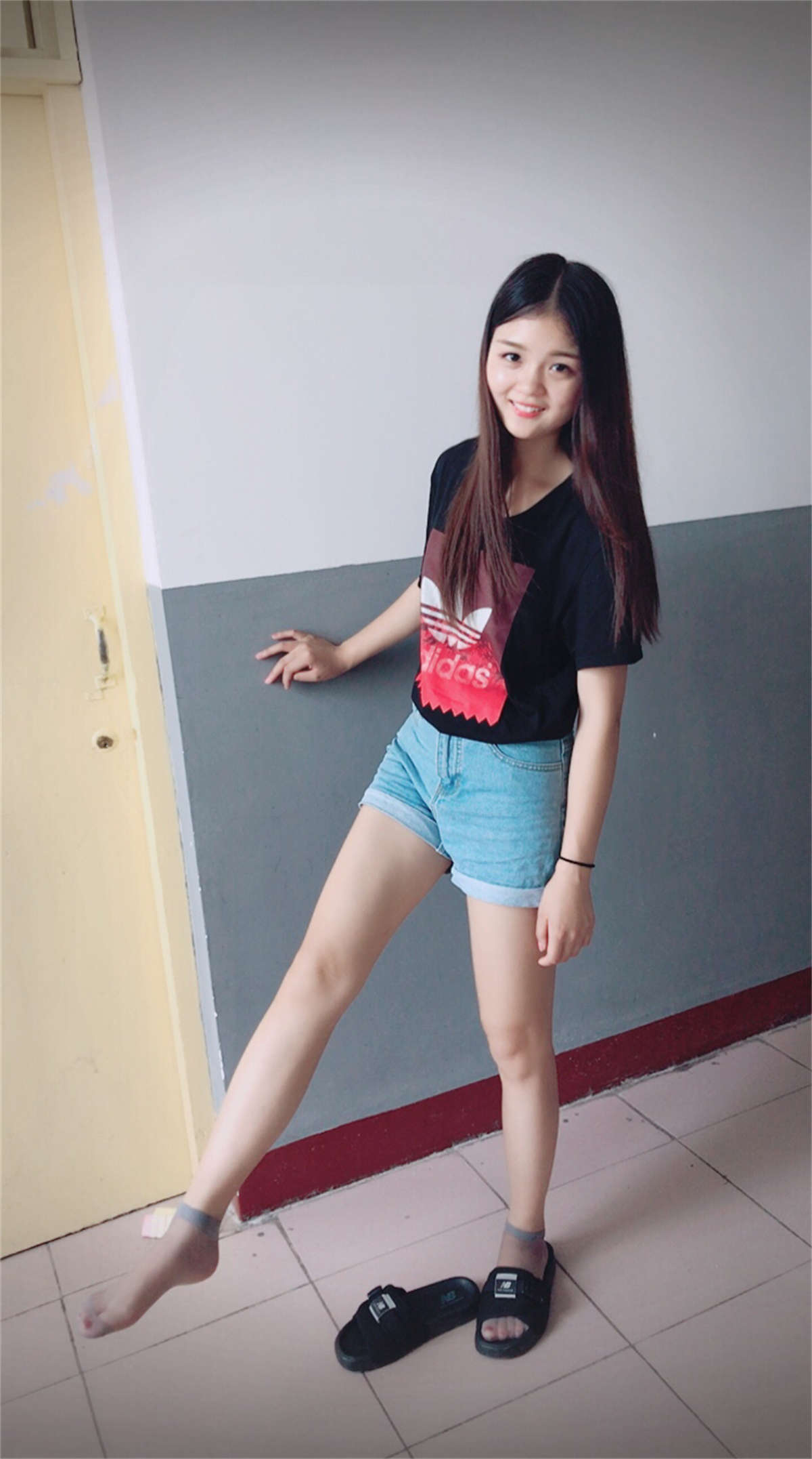 图片[2]-学妹校园寝室短丝系列018期 李欢-日更街拍