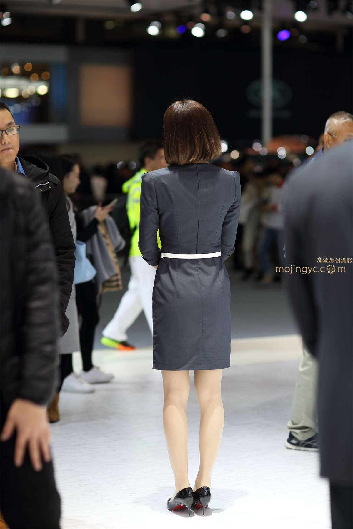 图片[2]-气质的短发礼仪美眉-日更街拍