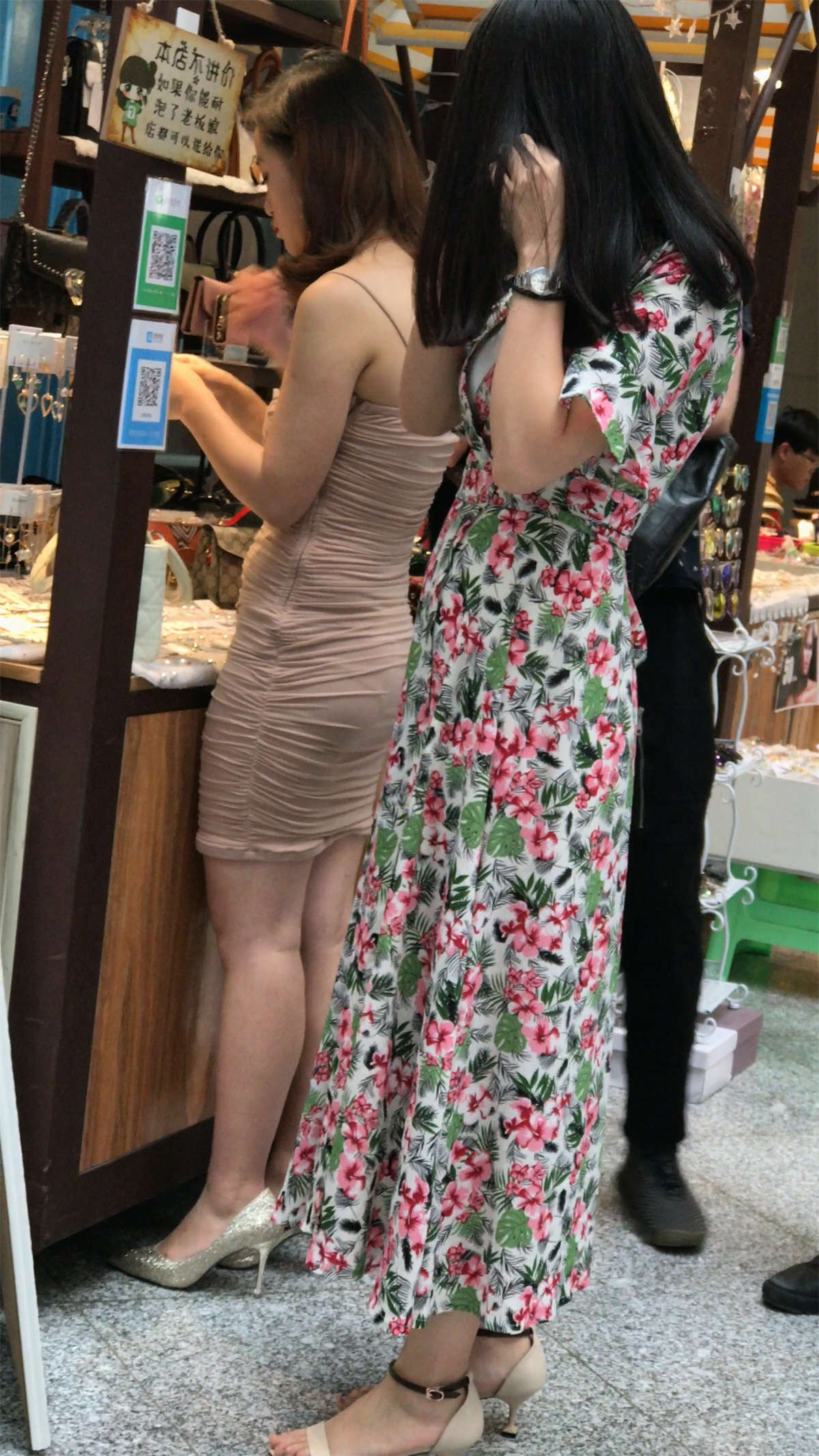 性感包臀裙极品高跟美女-日更街拍