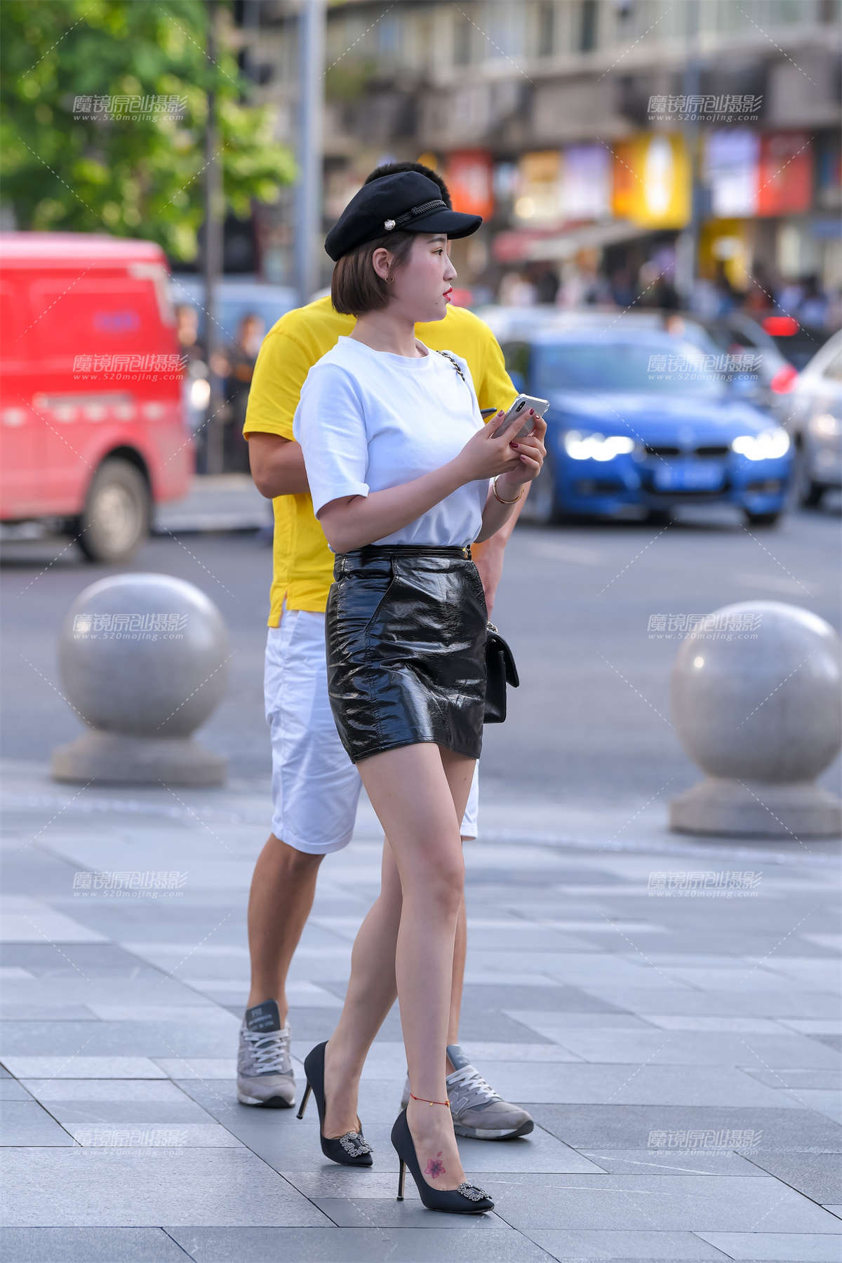 黑皮裙高跟美女-日更街拍