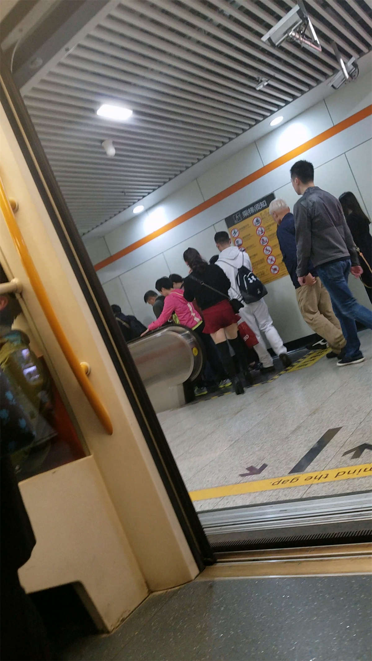 地铁红色短裤黑色性感丝袜极品白腿丰满美眉-日更街拍