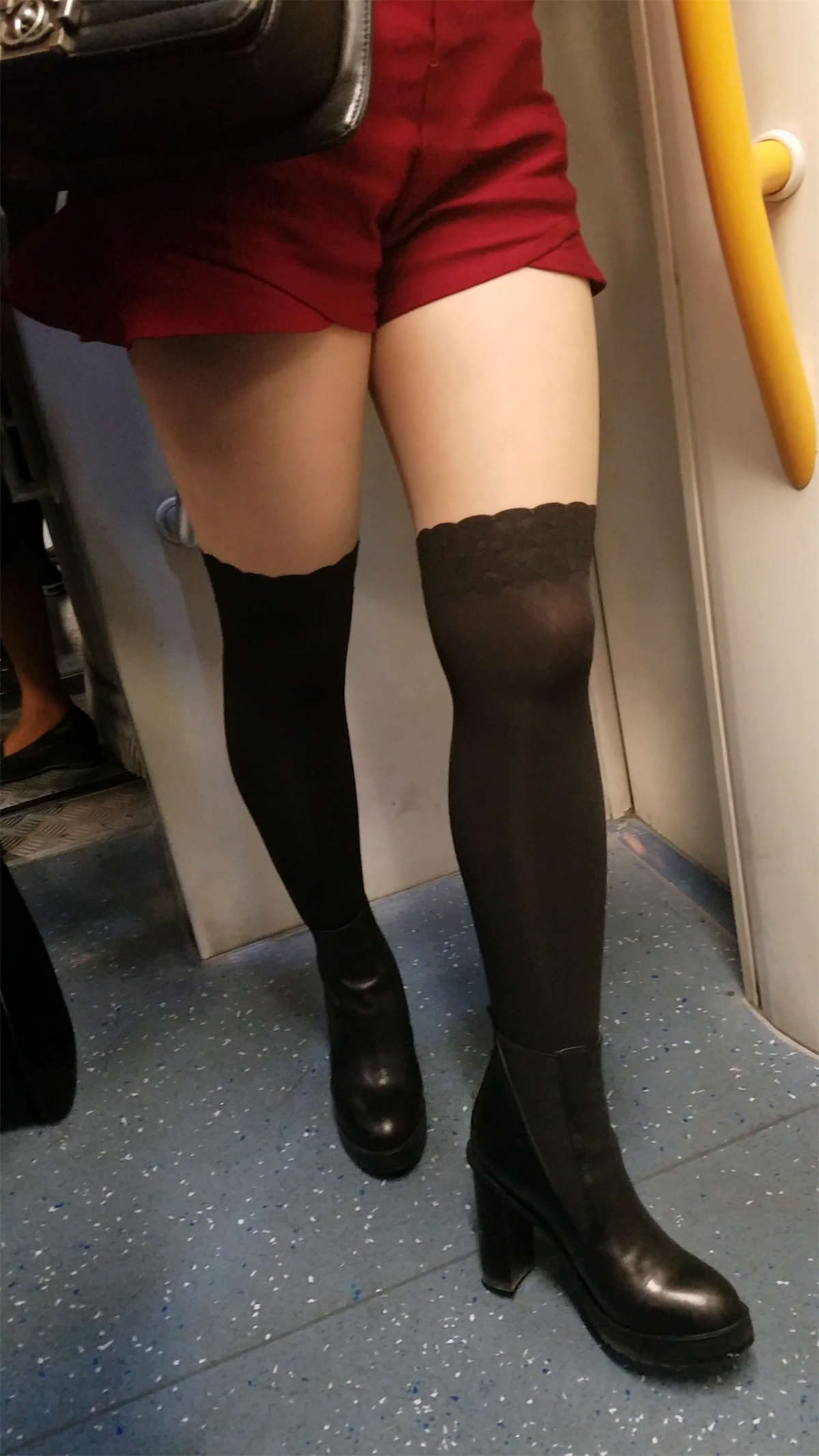图片[2]-地铁红色短裤黑色性感丝袜极品白腿丰满美眉-日更街拍