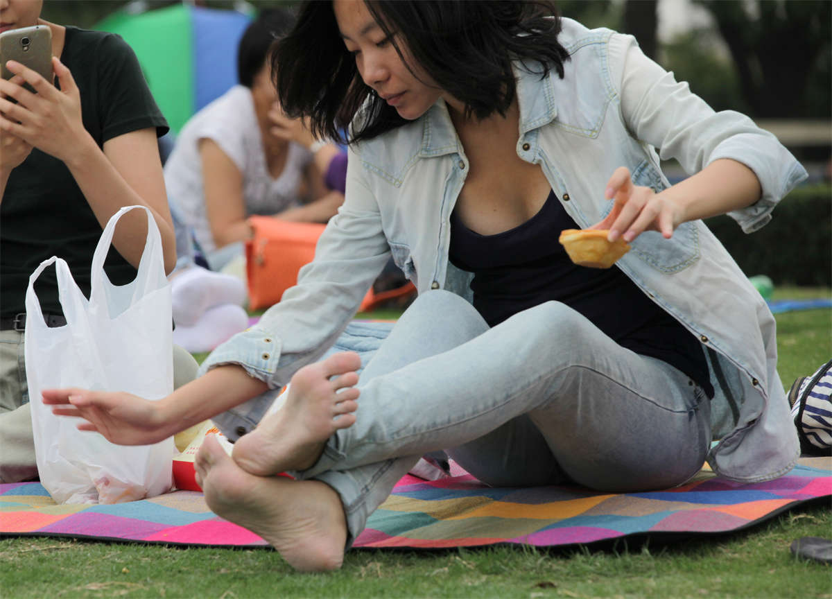 图片[2]-踏青公园街拍系列No.439 女孩爱美，给自己漂亮的双脚做起美甲-日更街拍