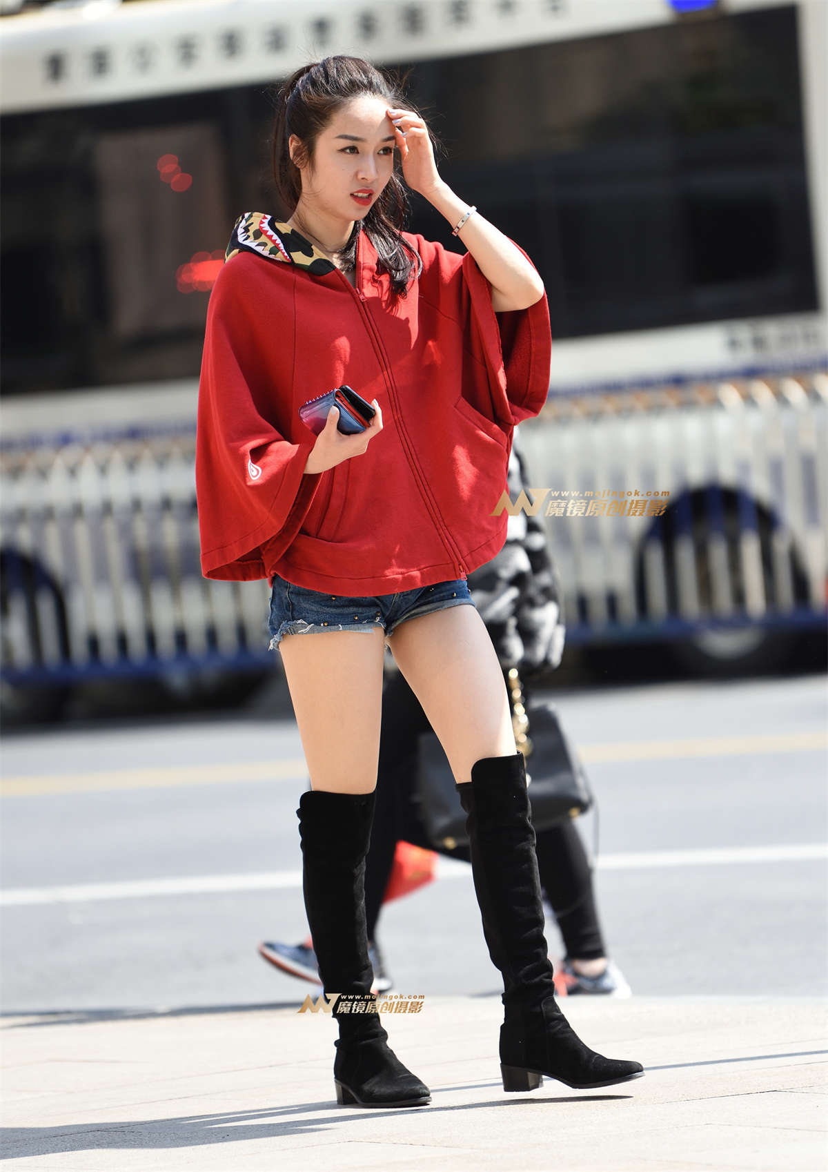 【fan原创】牛仔短裤和红色大衣的混搭-日更街拍