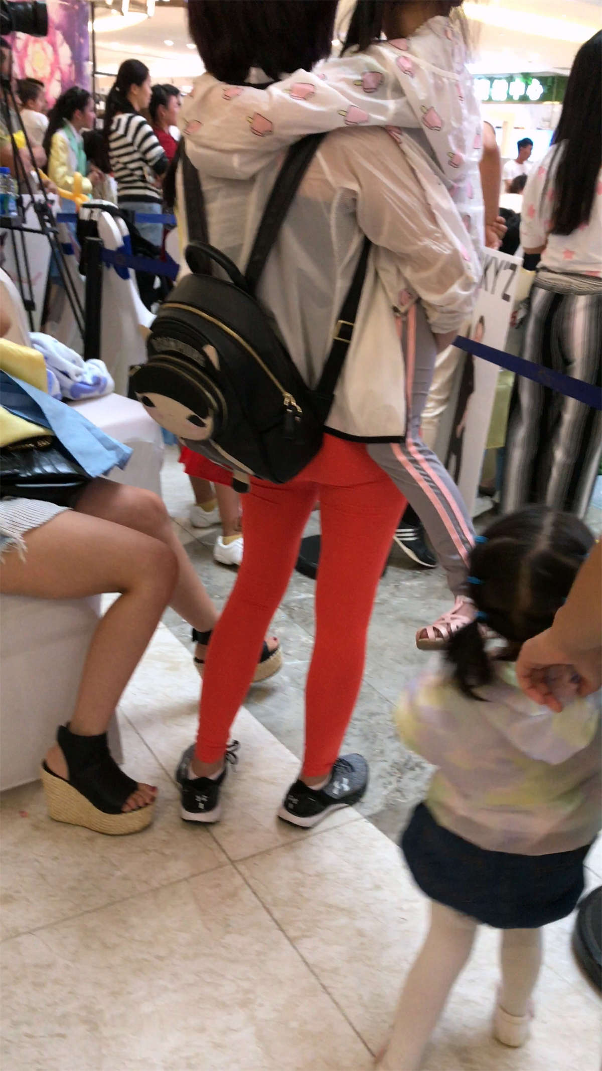 图片[2]-性感坡高跟牛仔热裤辣妈-日更街拍