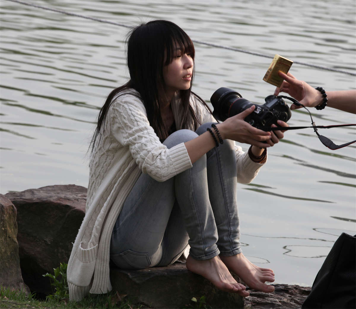 图片[2]-踏青公园街拍系列No.440 女摄影师不经意间的美脚流露-日更街拍