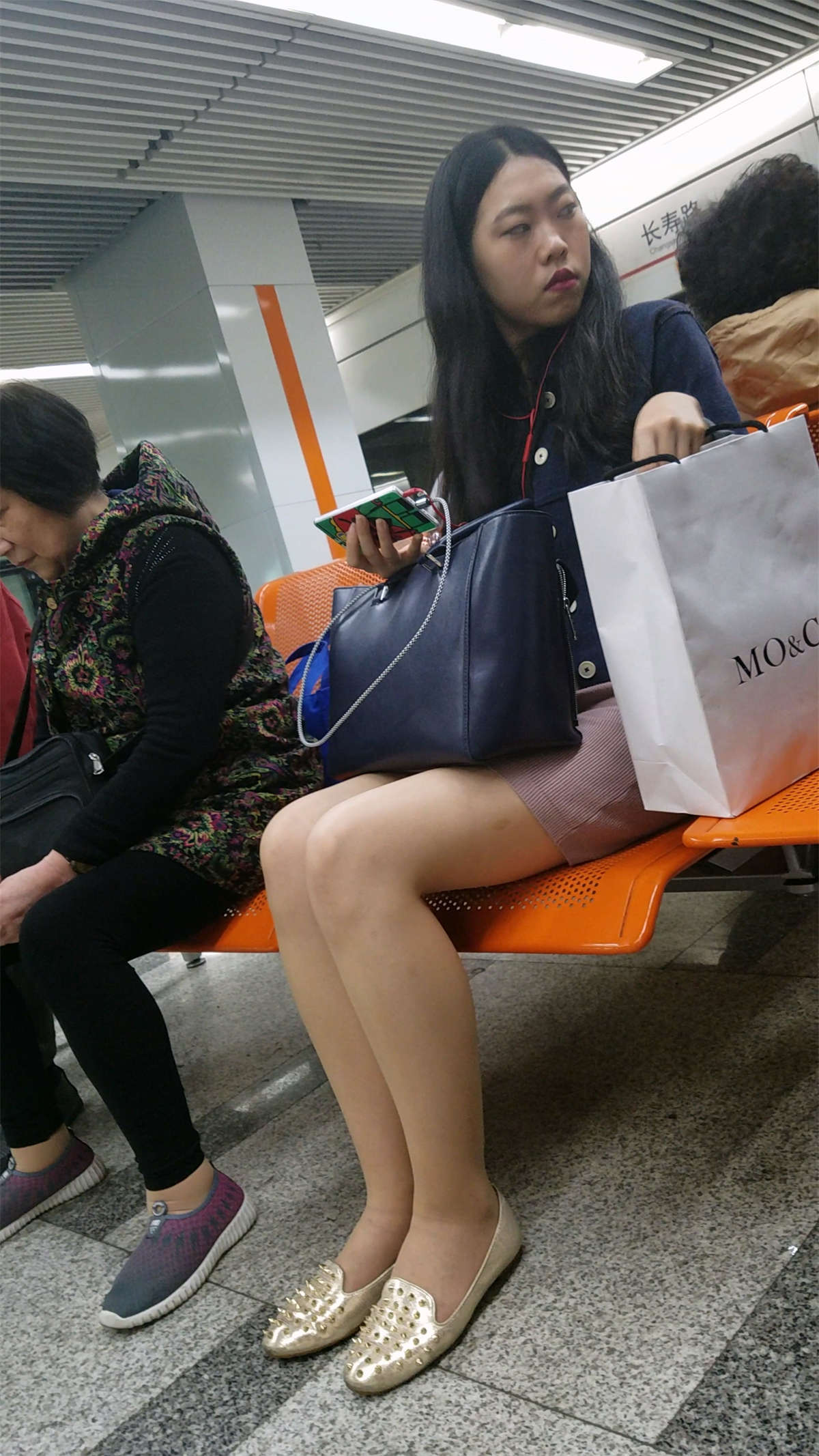 地铁站等车的包臀裙裸腿妹子-日更街拍