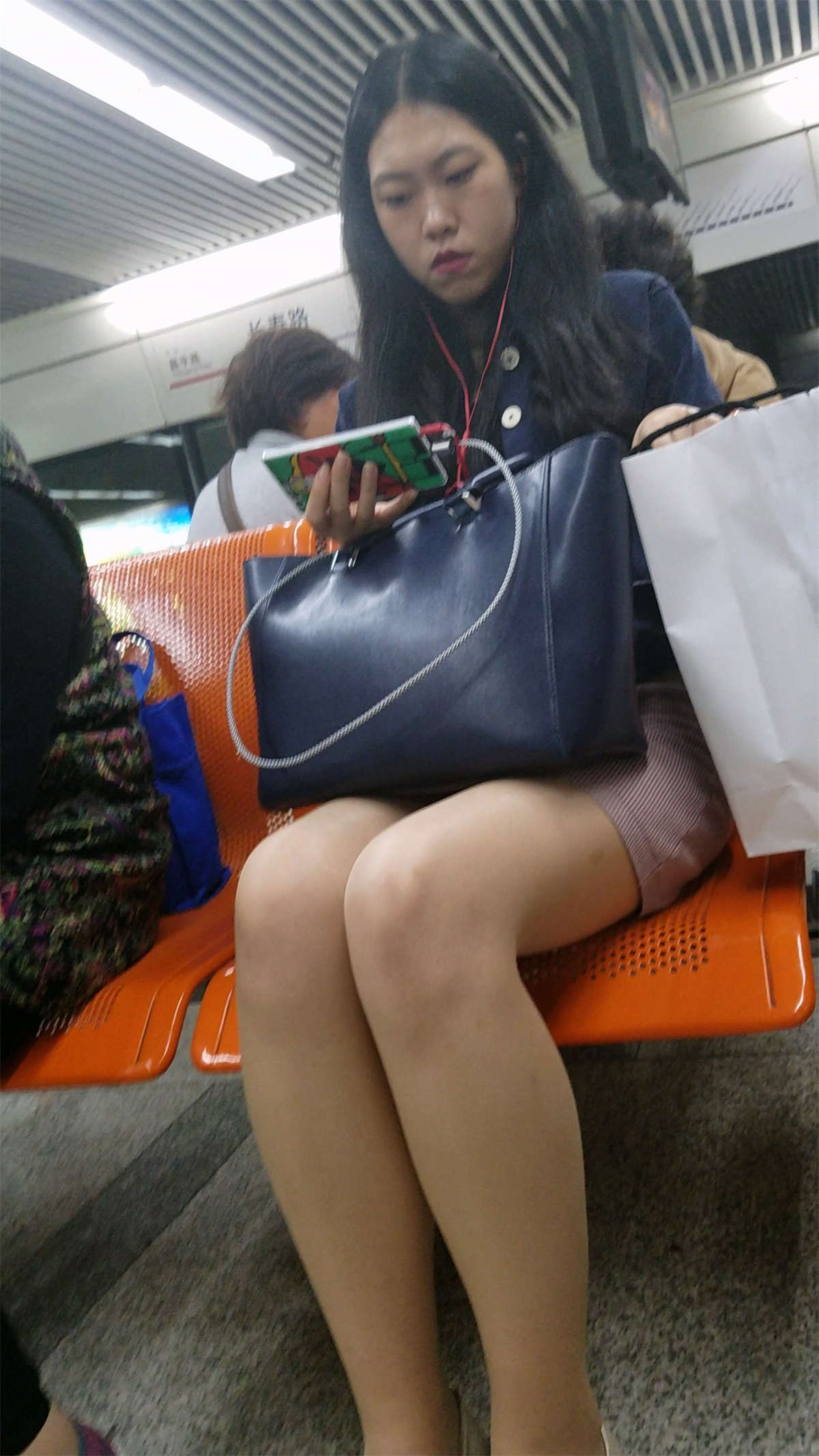图片[2]-地铁站等车的包臀裙裸腿妹子-日更街拍