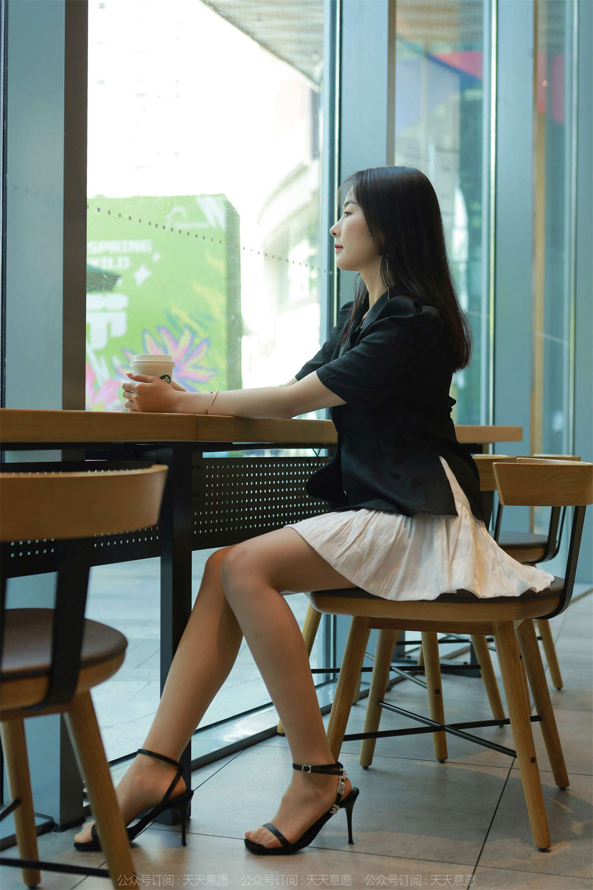 IESS异思趣向 2022.05.06 丝享家1080：小金 简约黑色凉鞋-日更街拍