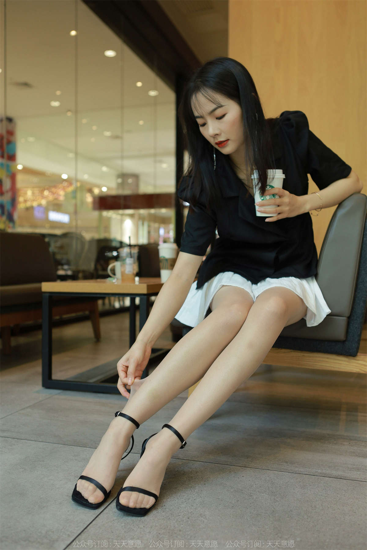 图片[2]-IESS异思趣向 2022.05.06 丝享家1080：小金 简约黑色凉鞋-日更街拍