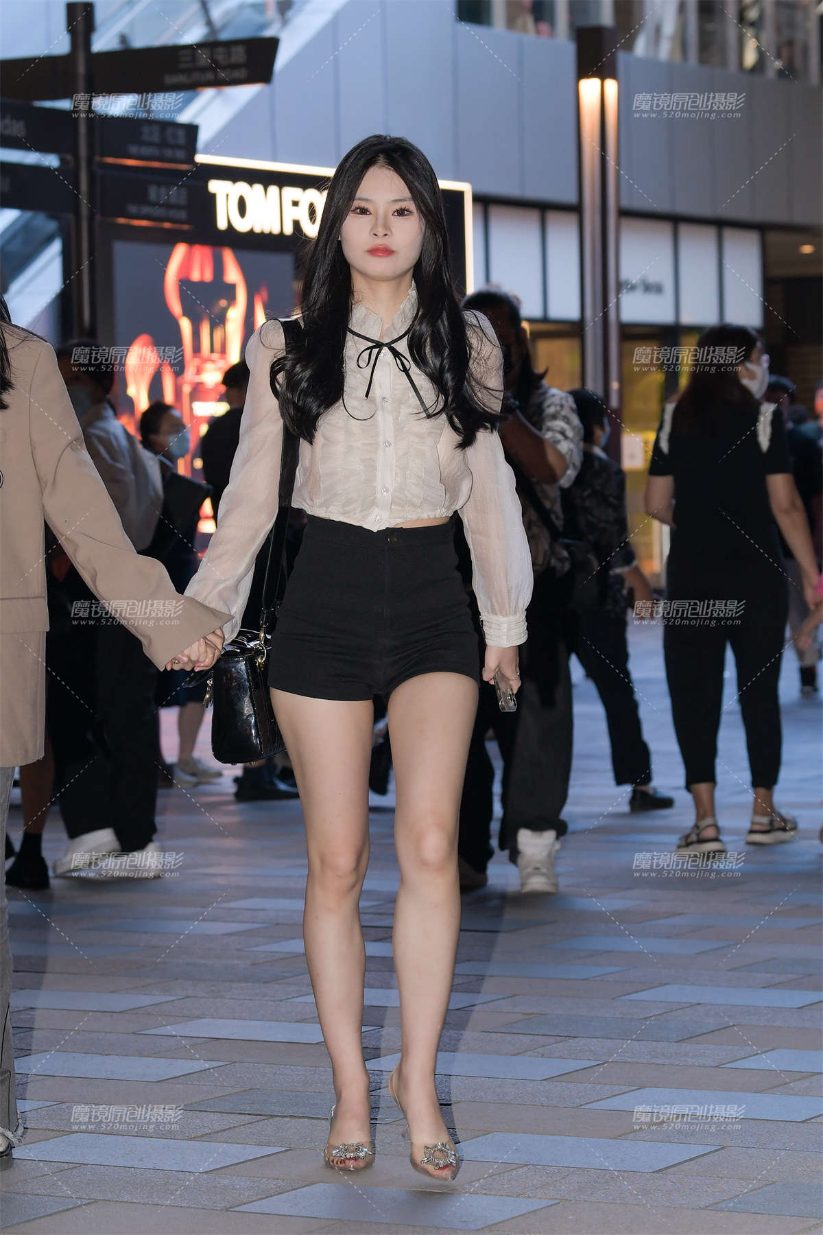 热裤长腿-日更街拍