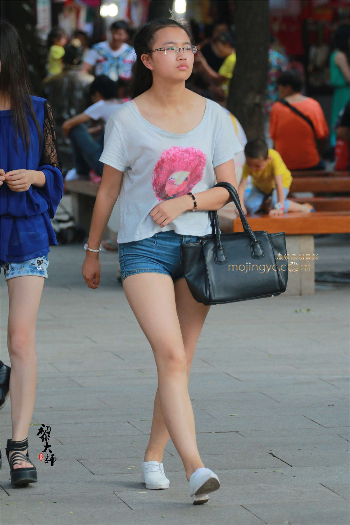 眼镜妹的紧翘圆臀（25P）-日更街拍