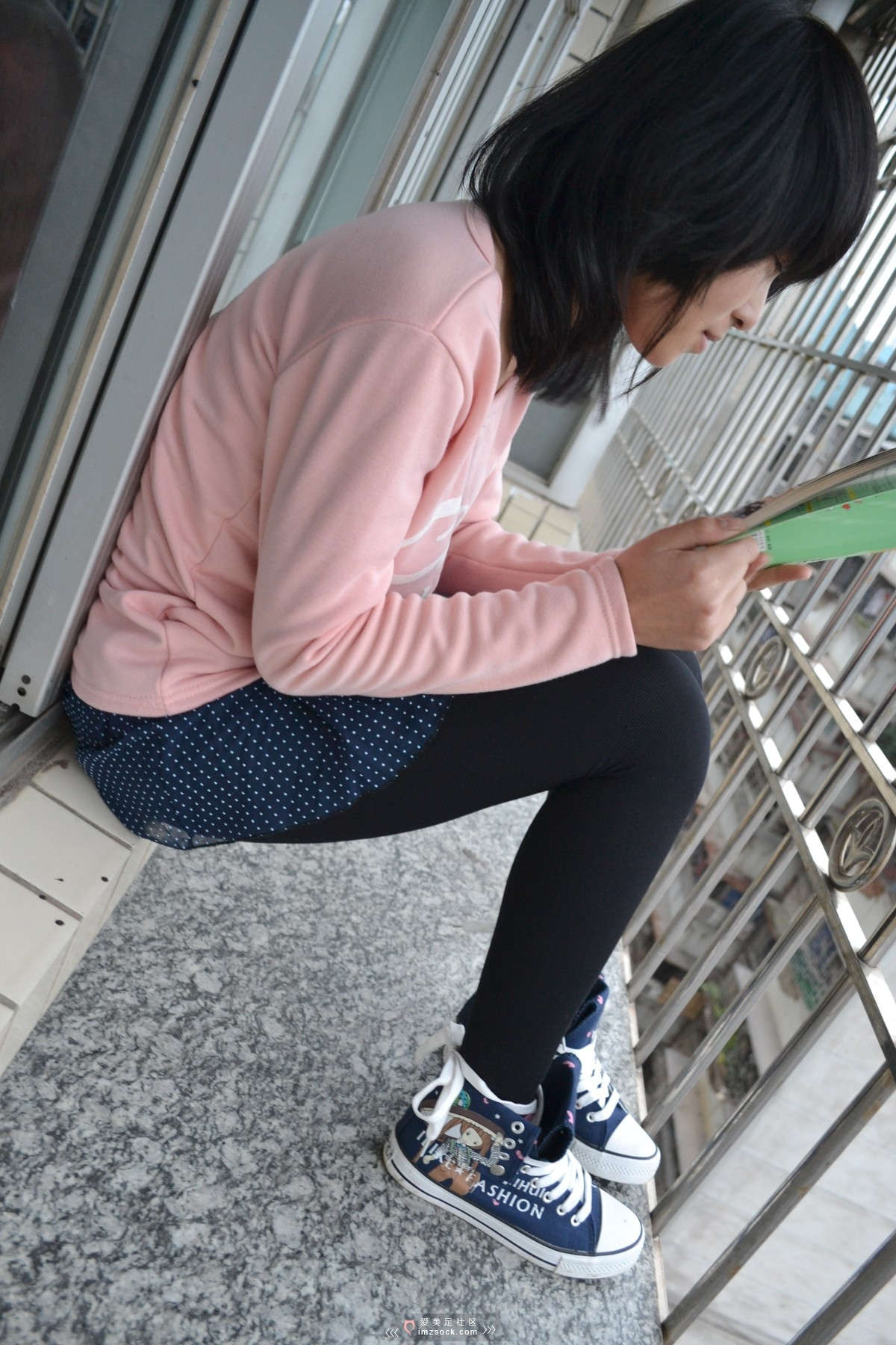 图片[2]-MZSOCK-2018 No.278 窗外粉衣萝莉 黑色袜裤 粉色棉袜帆布鞋-日更街拍