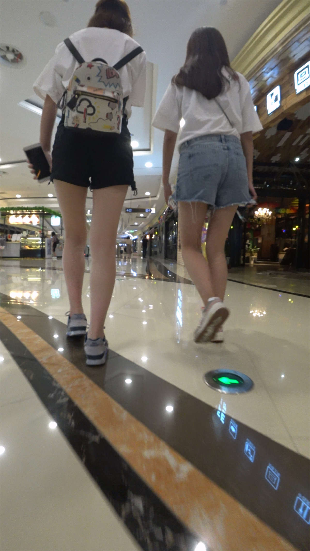 高腰牛仔热裤小姐姐跟姐妹逛商场-日更街拍
