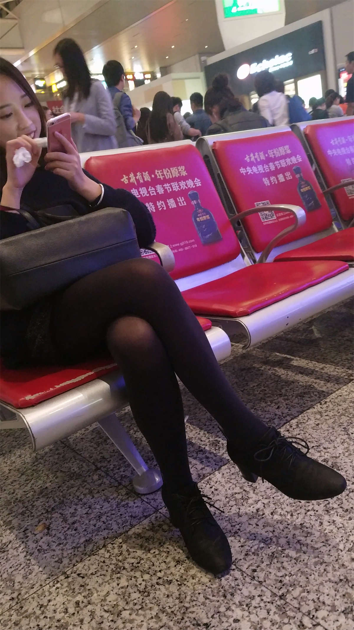 图片[2]-车站黑色丝袜长腿兔牙妹子-日更街拍