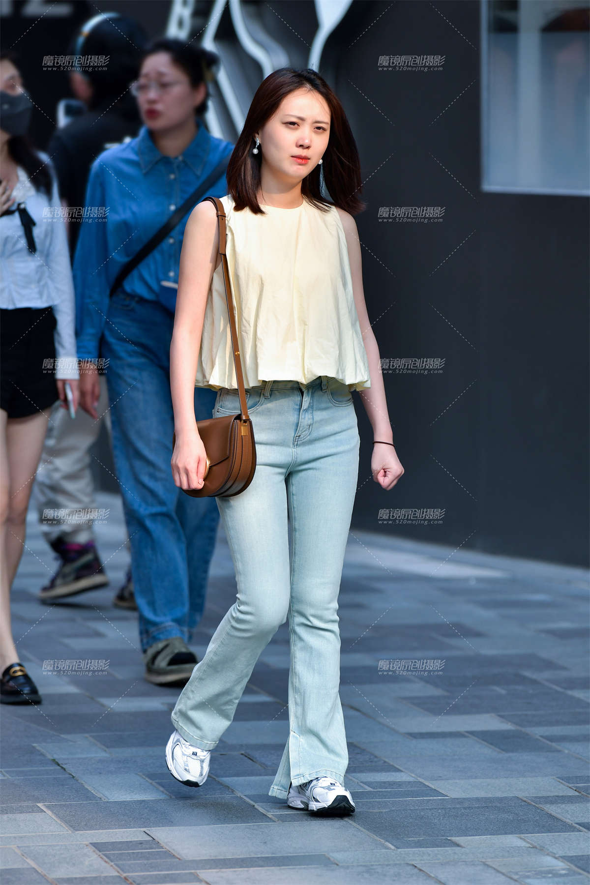 图片[2]-★清新浅色牛仔裤美女-日更街拍