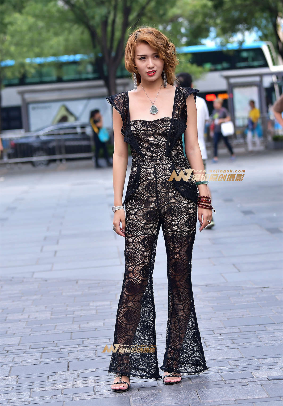 左手倒影赛帖：时尚高雅的蕾丝纱裙似隐似现很迷人-日更街拍