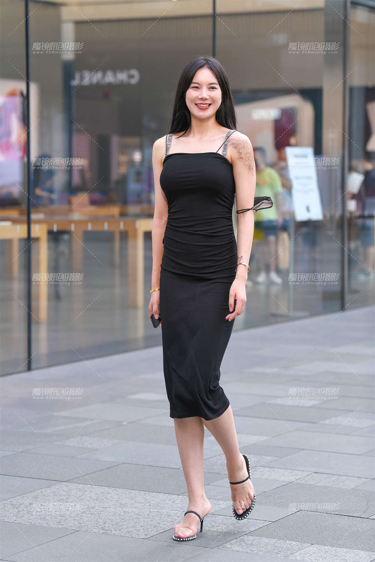 黑色吊带紧身裙-日更街拍