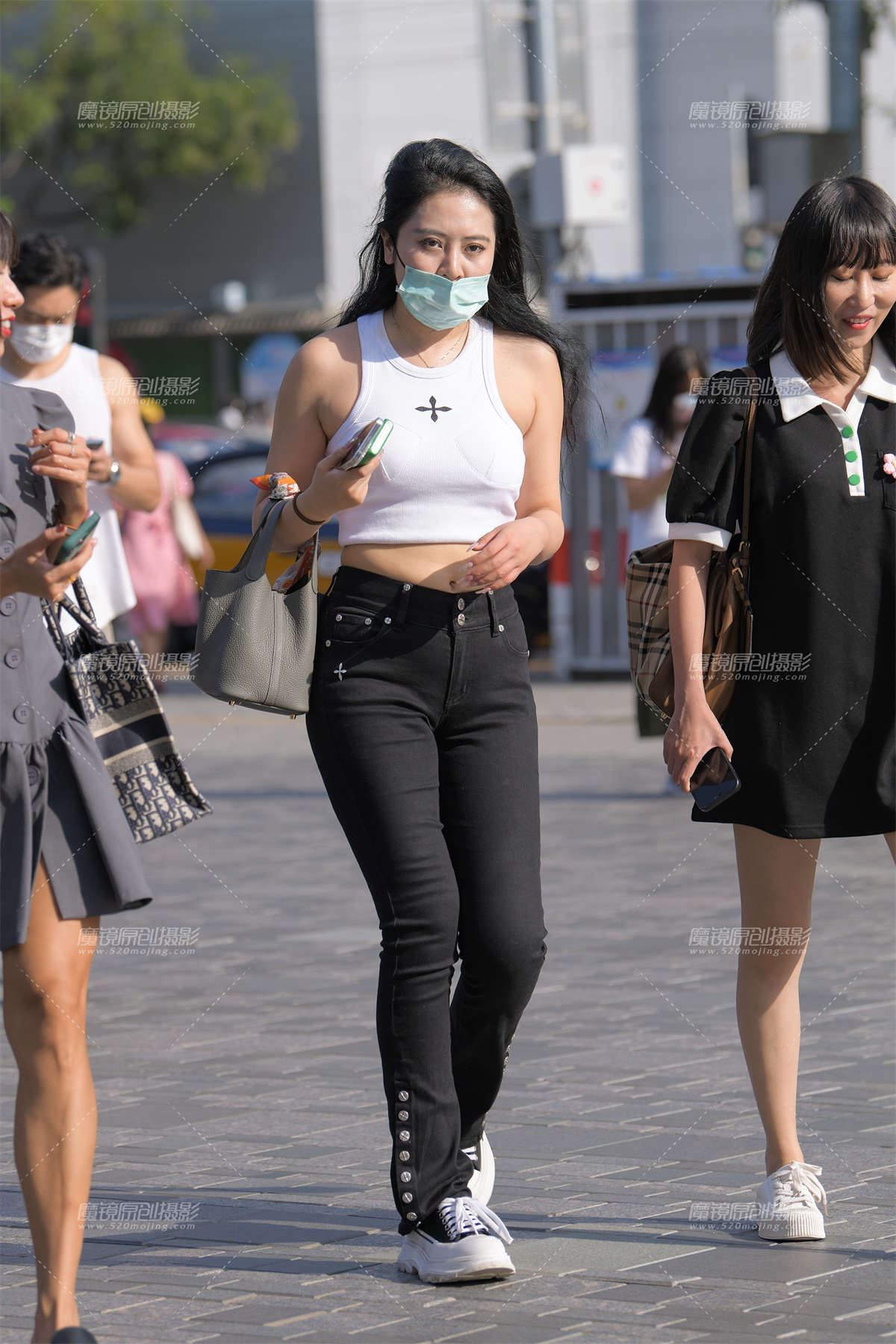 丰腴的黑色牛仔裤-日更街拍