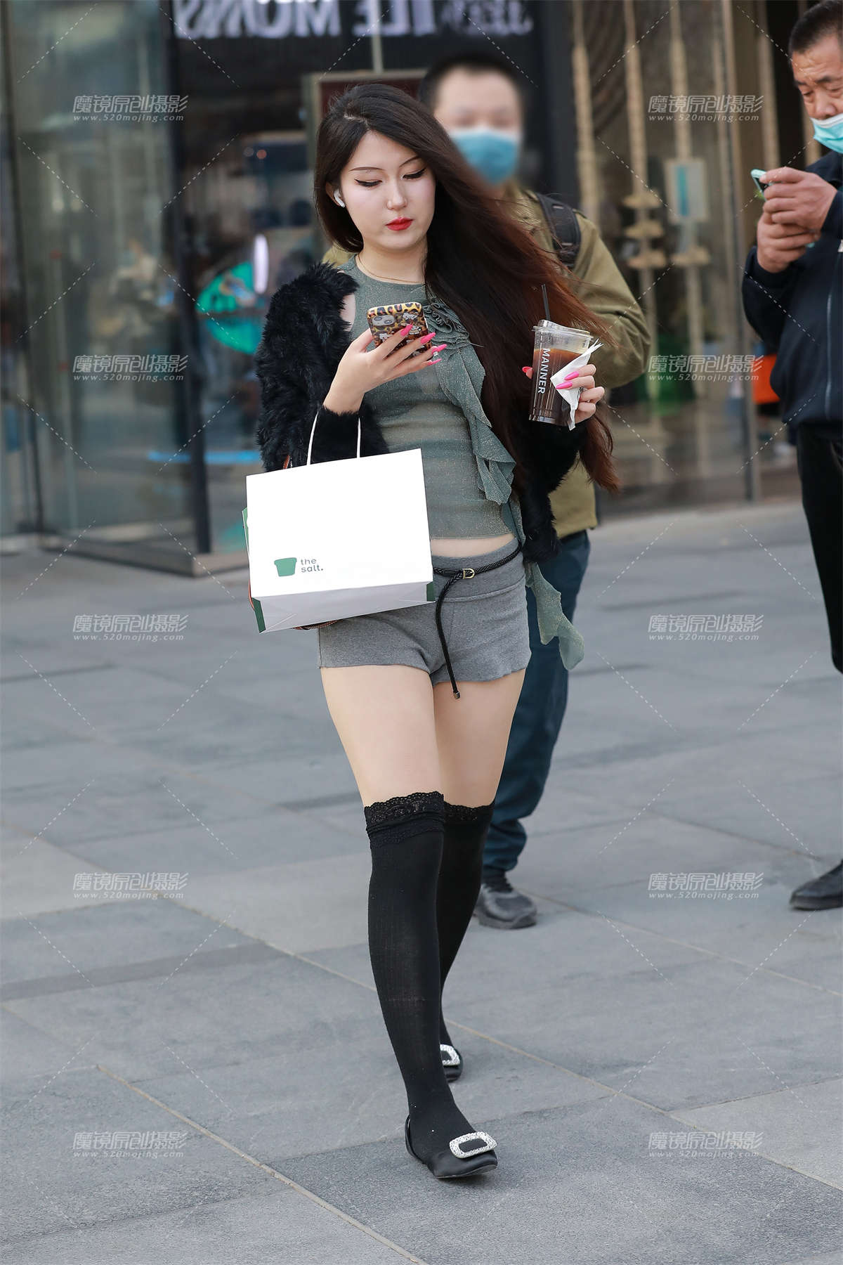 灰色热裤美女-日更街拍