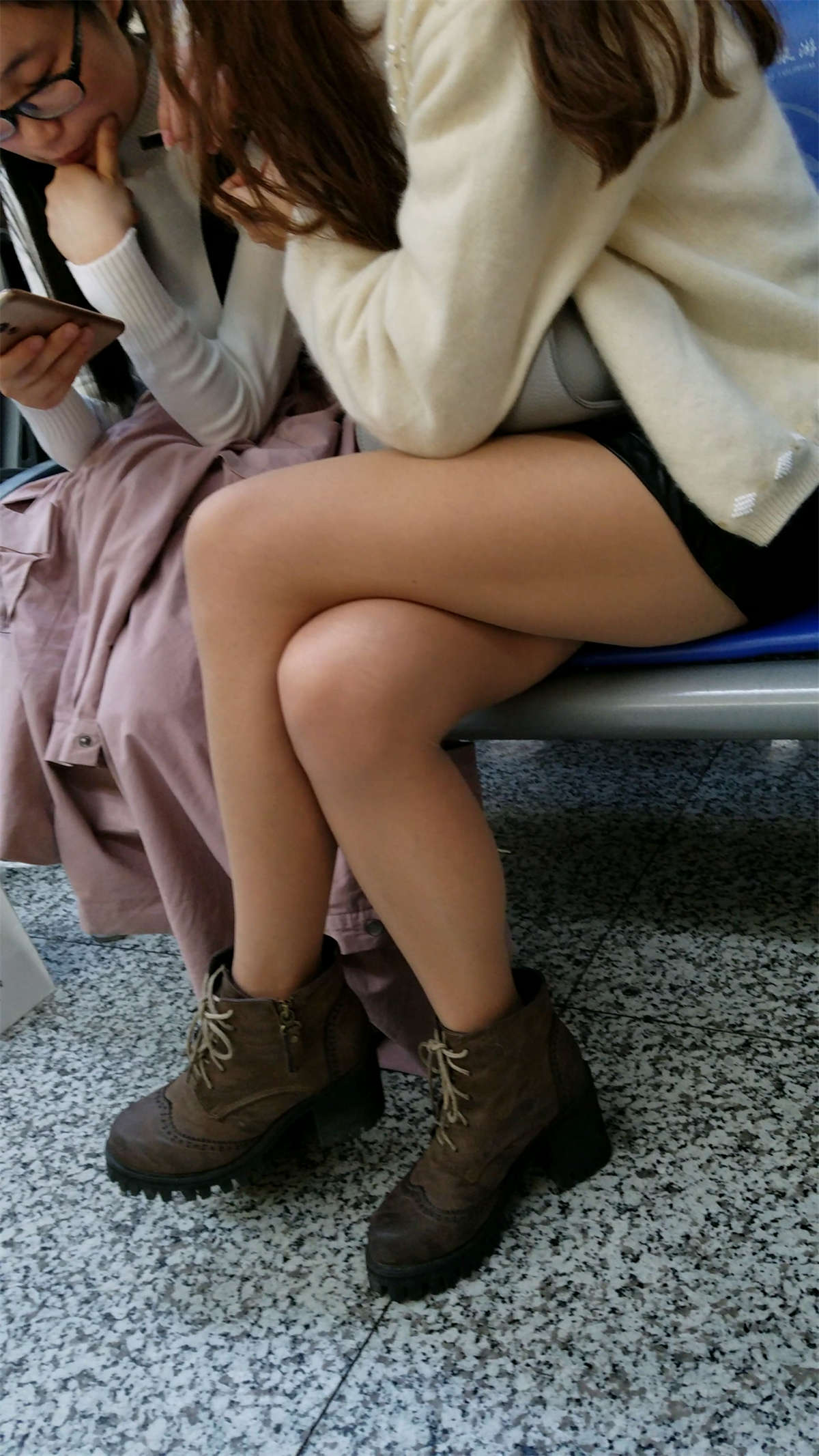 图片[2]-高铁站等车的裸腿长发美眉-日更街拍