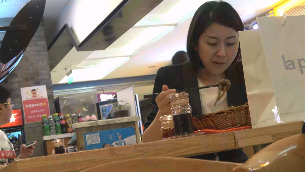 图片[2]-在吃饭的美女-日更街拍