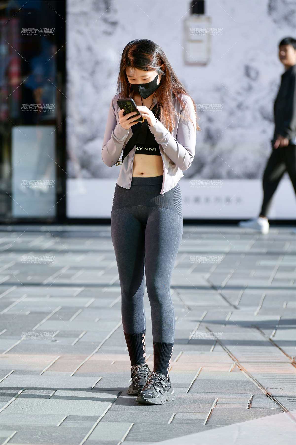 ★查看手机紧身裤美女-日更街拍