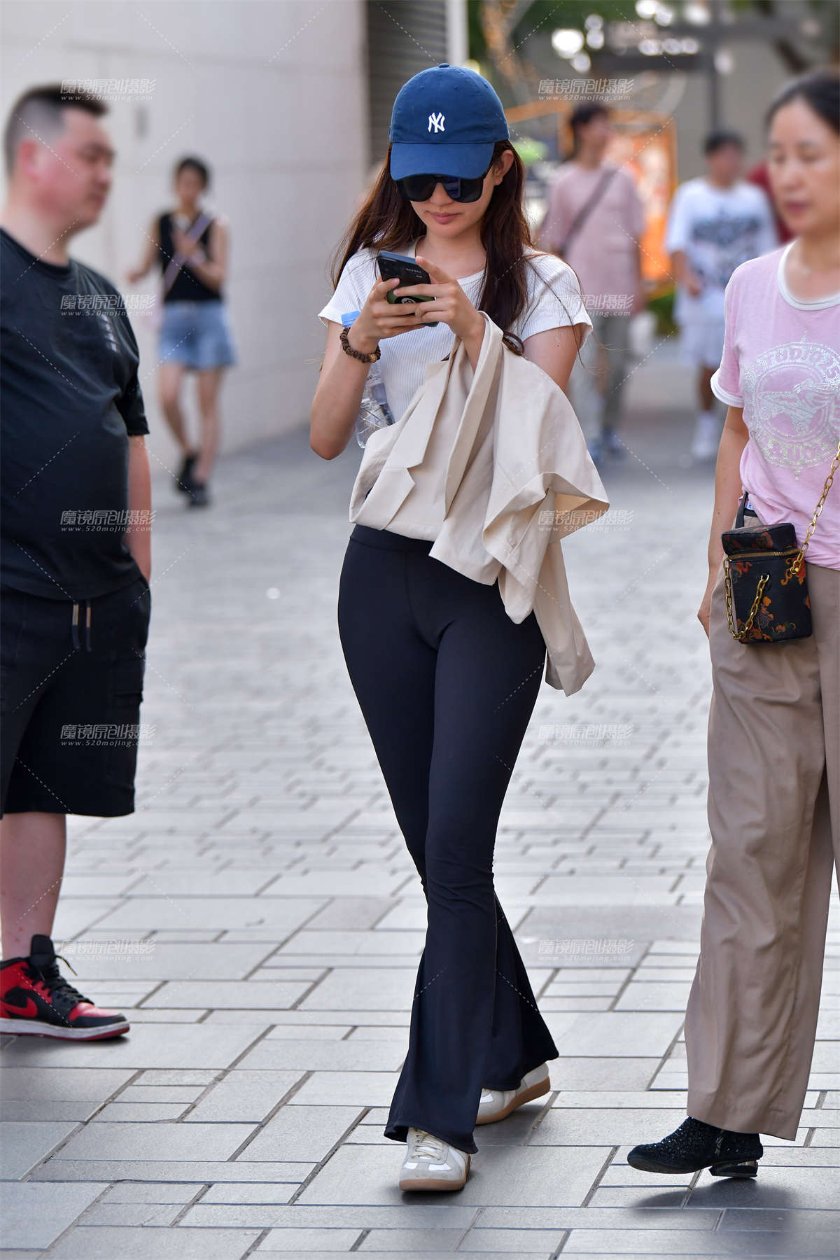 ★甜美苗条紧身裤美女-日更街拍