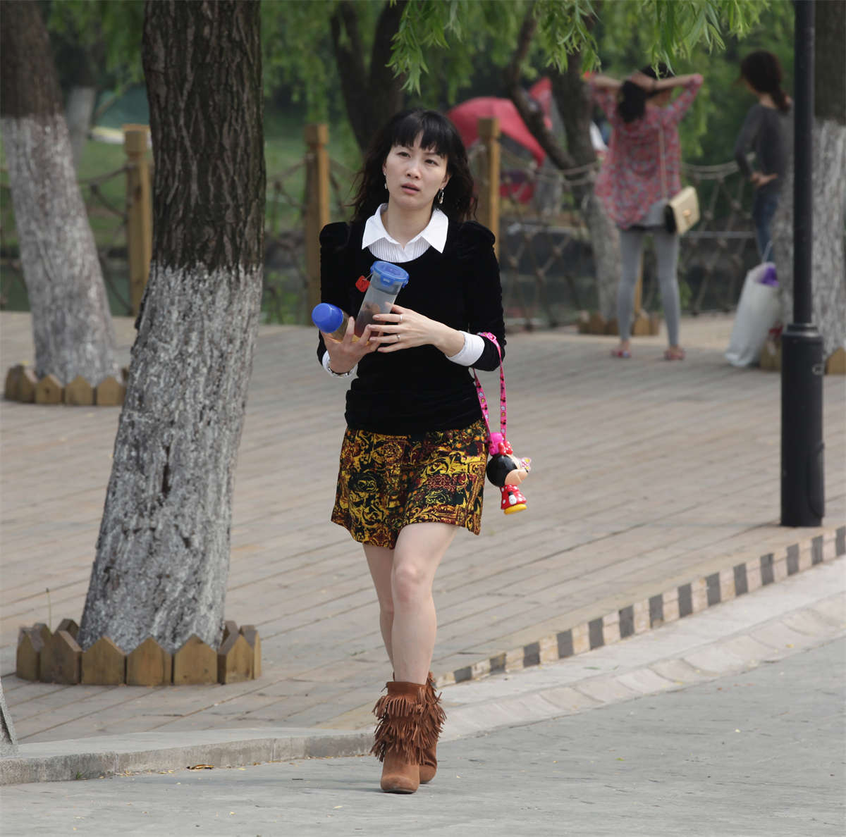 图片[2]-踏青公园街拍系列No.443 拍到不想让人看到的美女脚才有意思-日更街拍