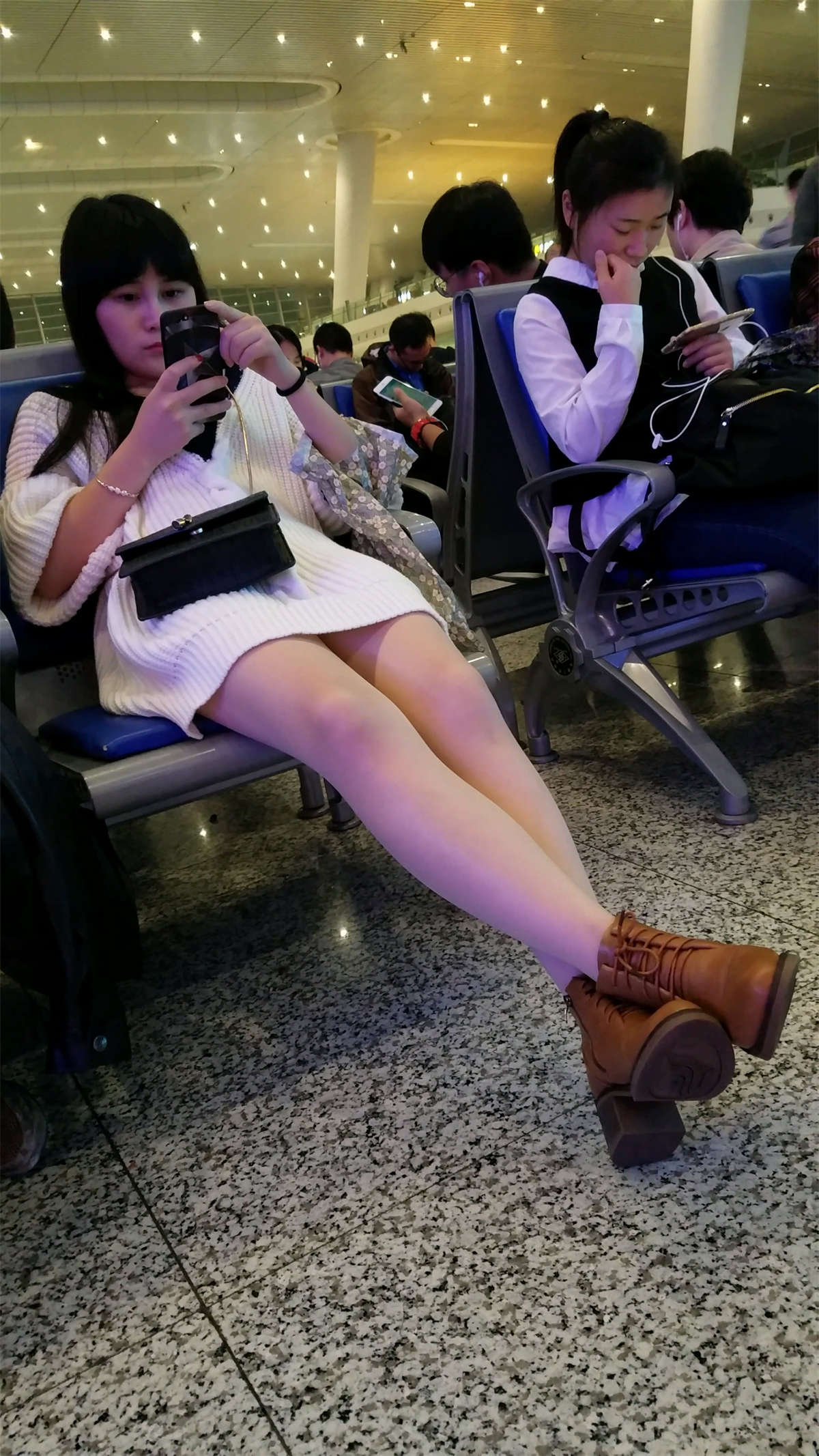 图片[2]-高铁站候车的白色毛衣肉色丝袜美女极品美腿-日更街拍