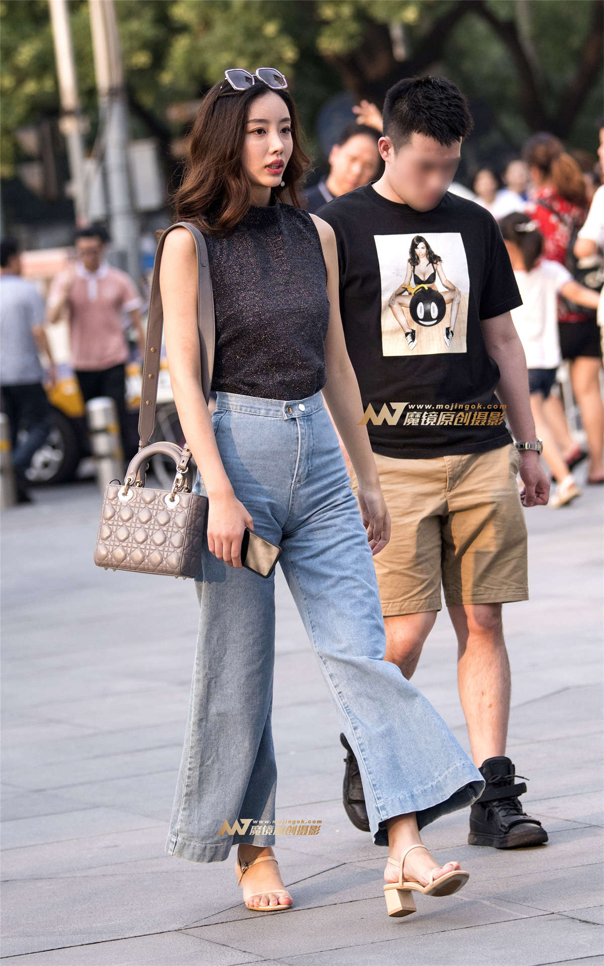 左手倒影赛帖：拥有小蛮腰的性感美女-日更街拍