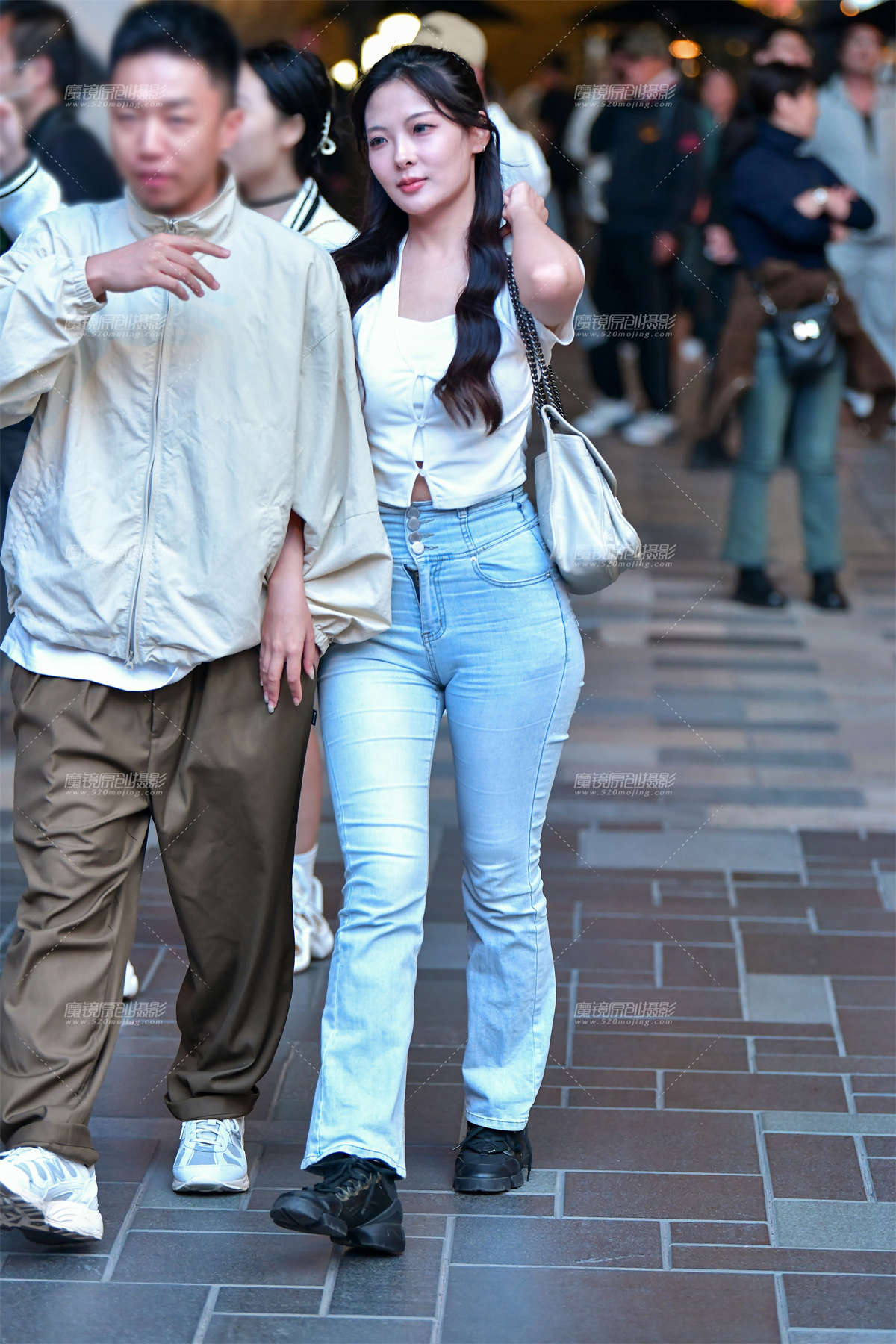 ★甜美浅色牛仔裤美女-日更街拍