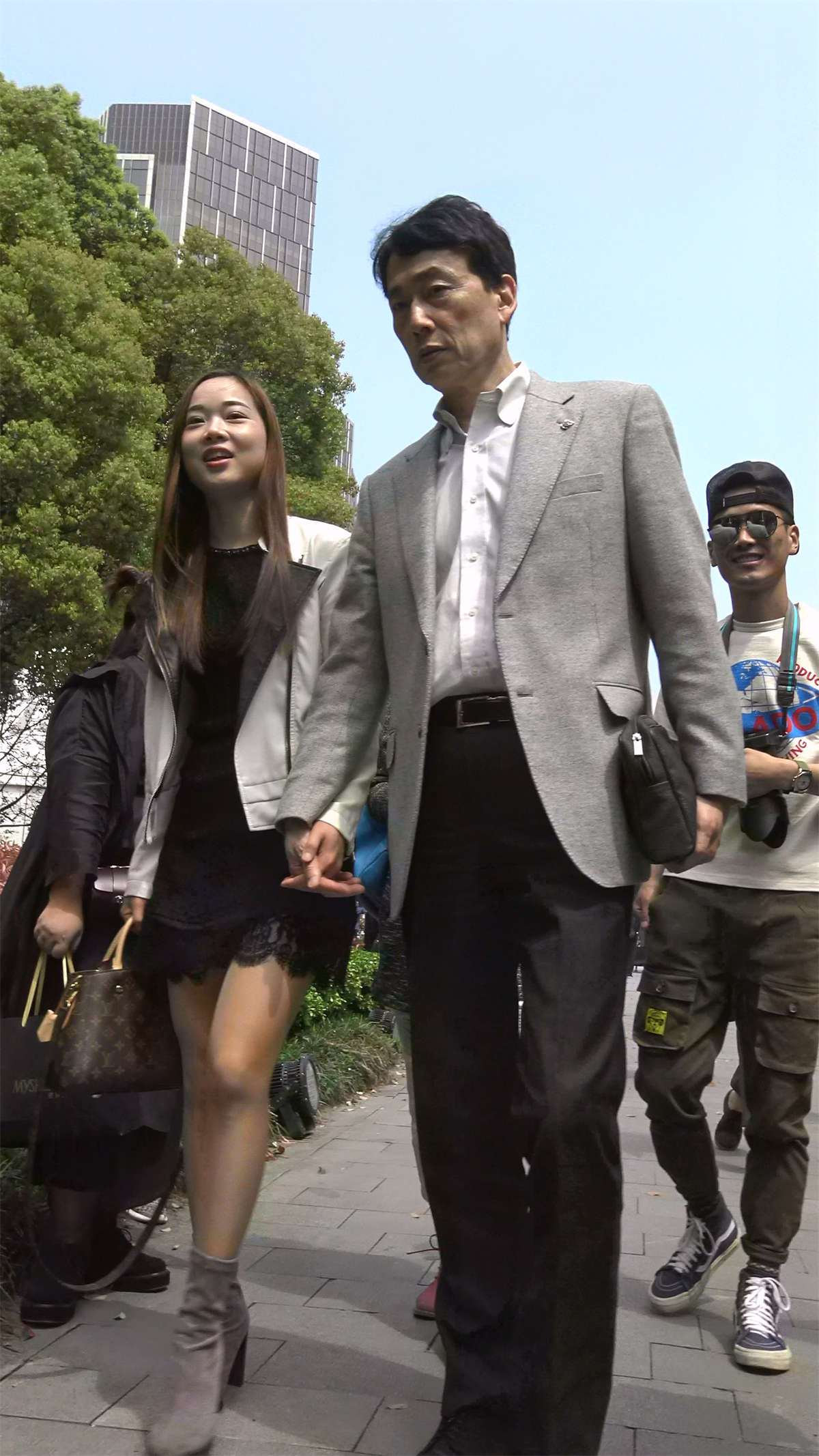 黑色蕾丝连衣裙美女-日更街拍