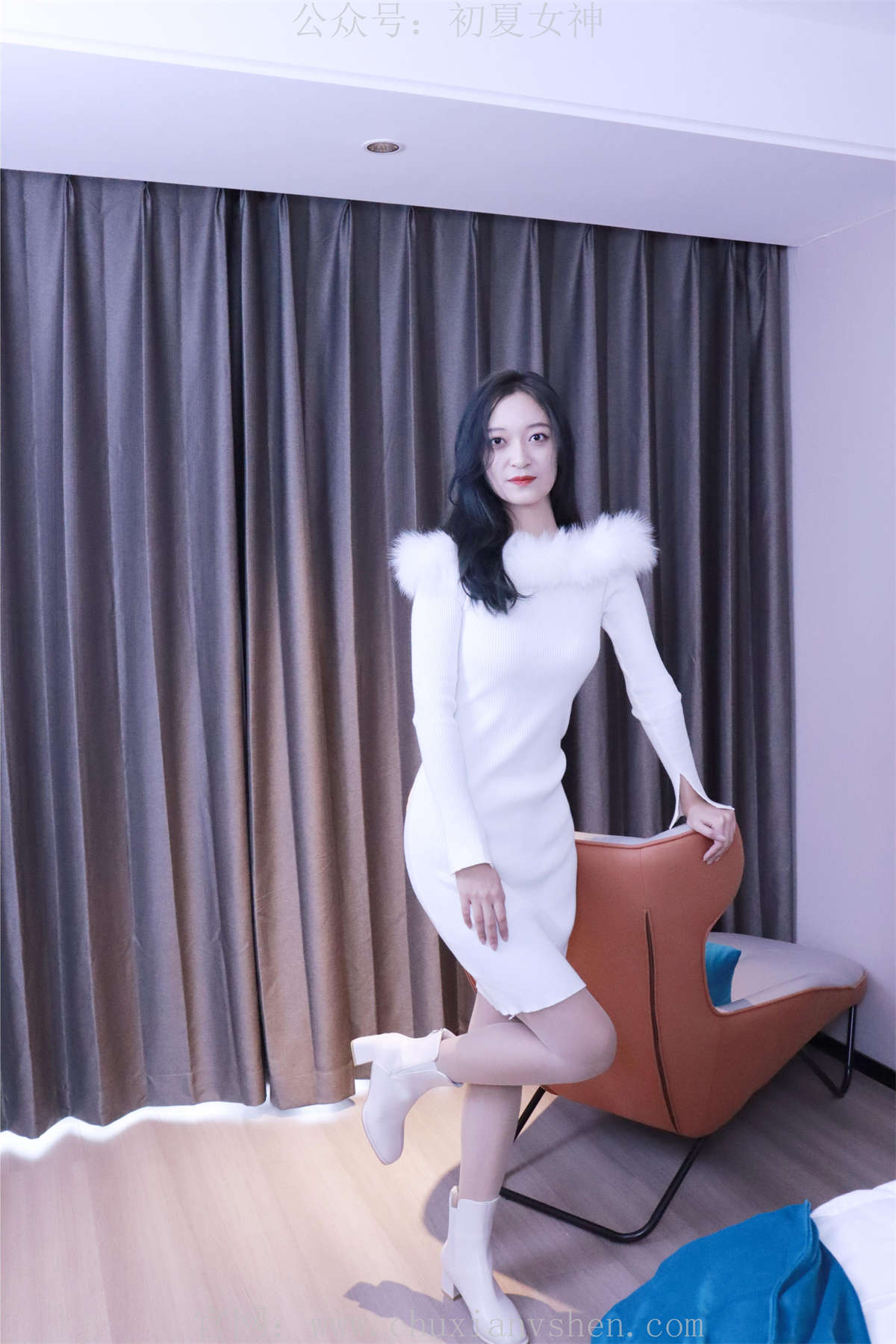 初夏女神 No.010 依依 2022款白色毛领连衣裙搭白色短靴-日更街拍