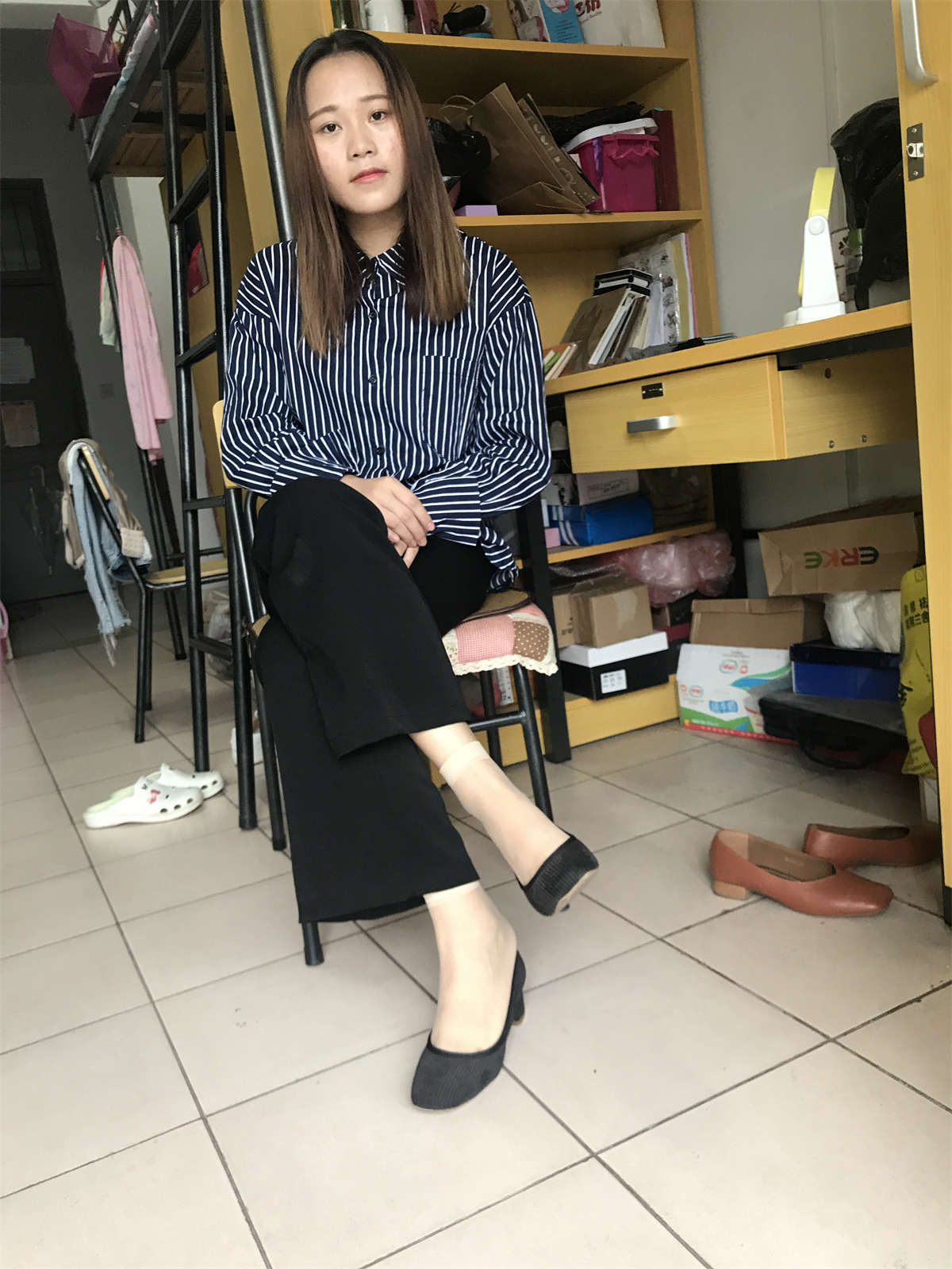 图片[2]-学妹校园寝室短丝系列023期 林丽雯-日更街拍