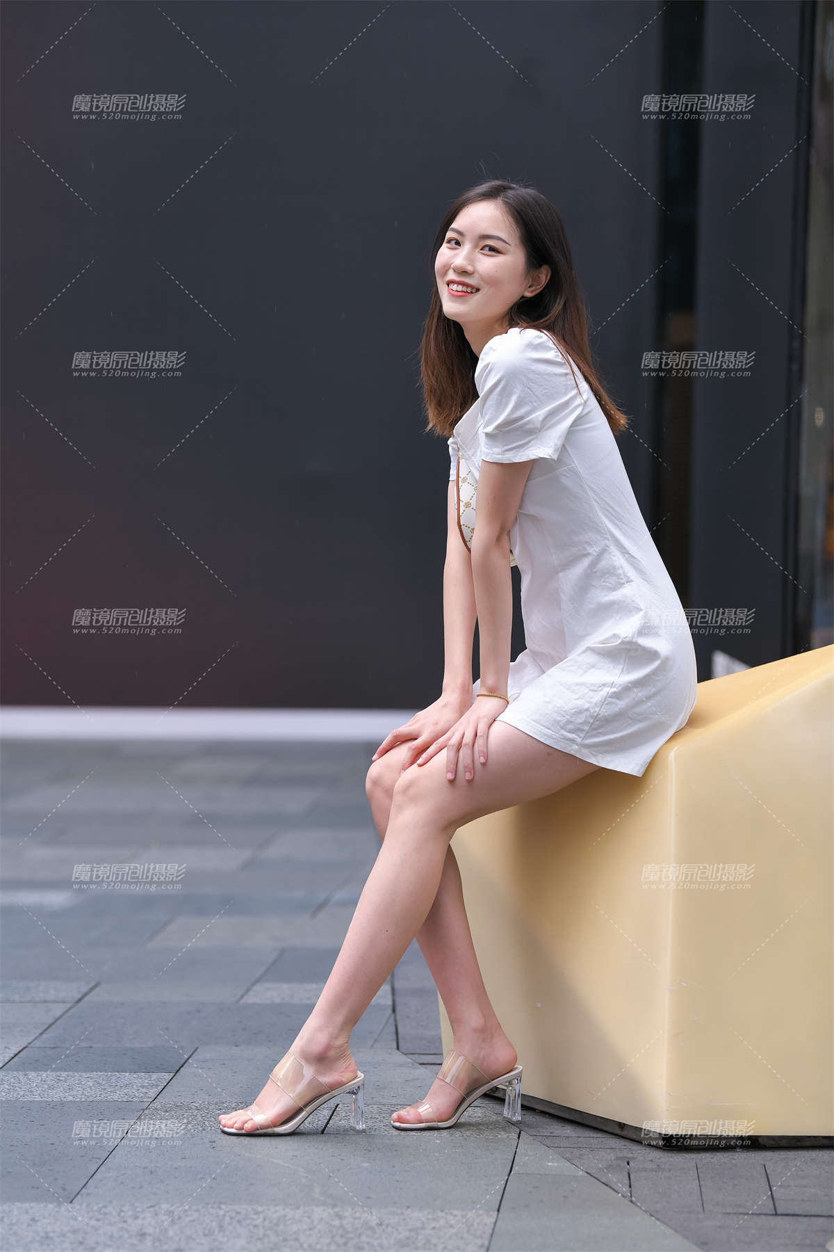 图片[2]-活泼的白裙小姐姐-日更街拍