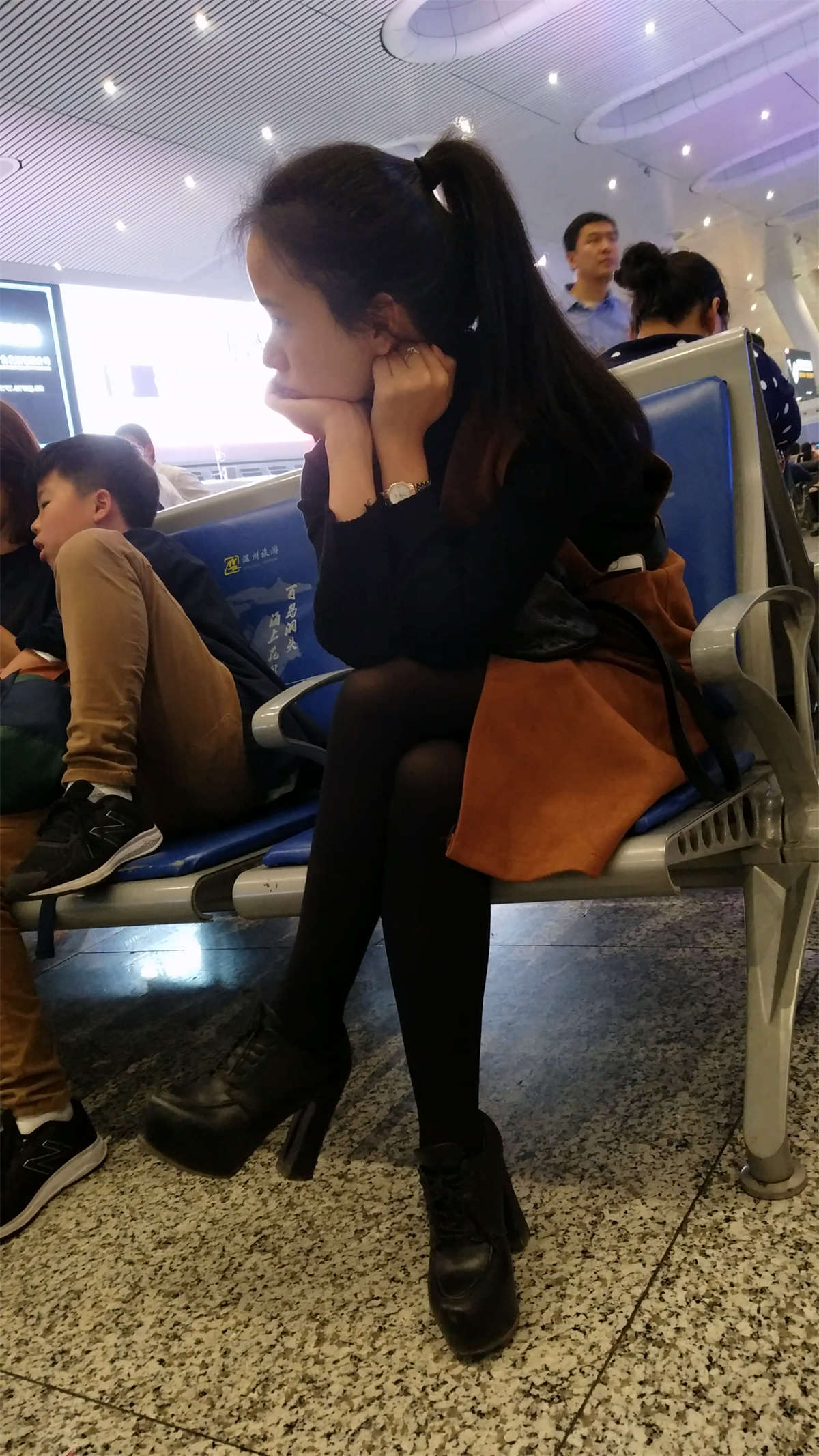 黑色丝袜美腿少妇等车-日更街拍