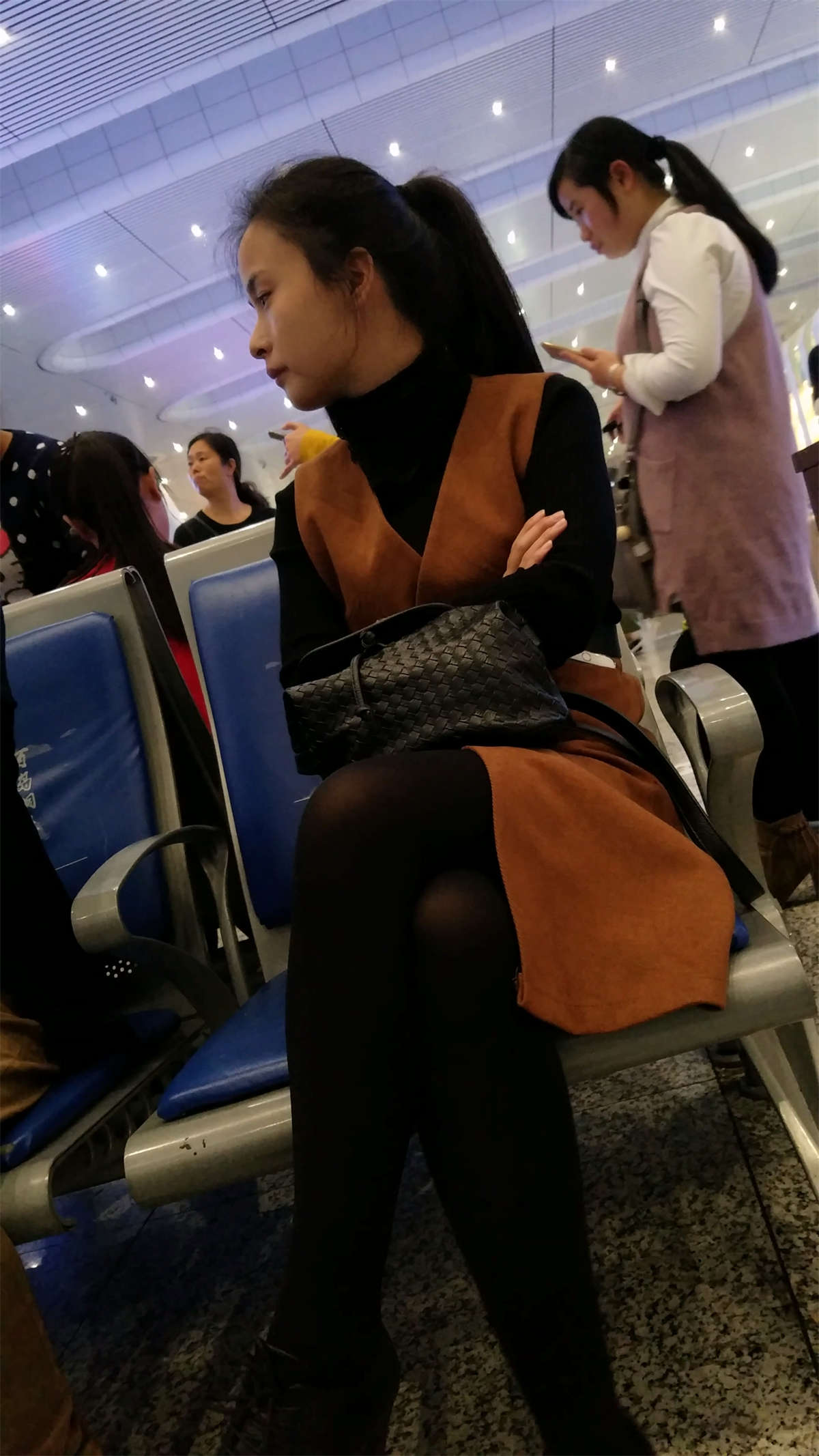 图片[2]-黑色丝袜美腿少妇等车-日更街拍