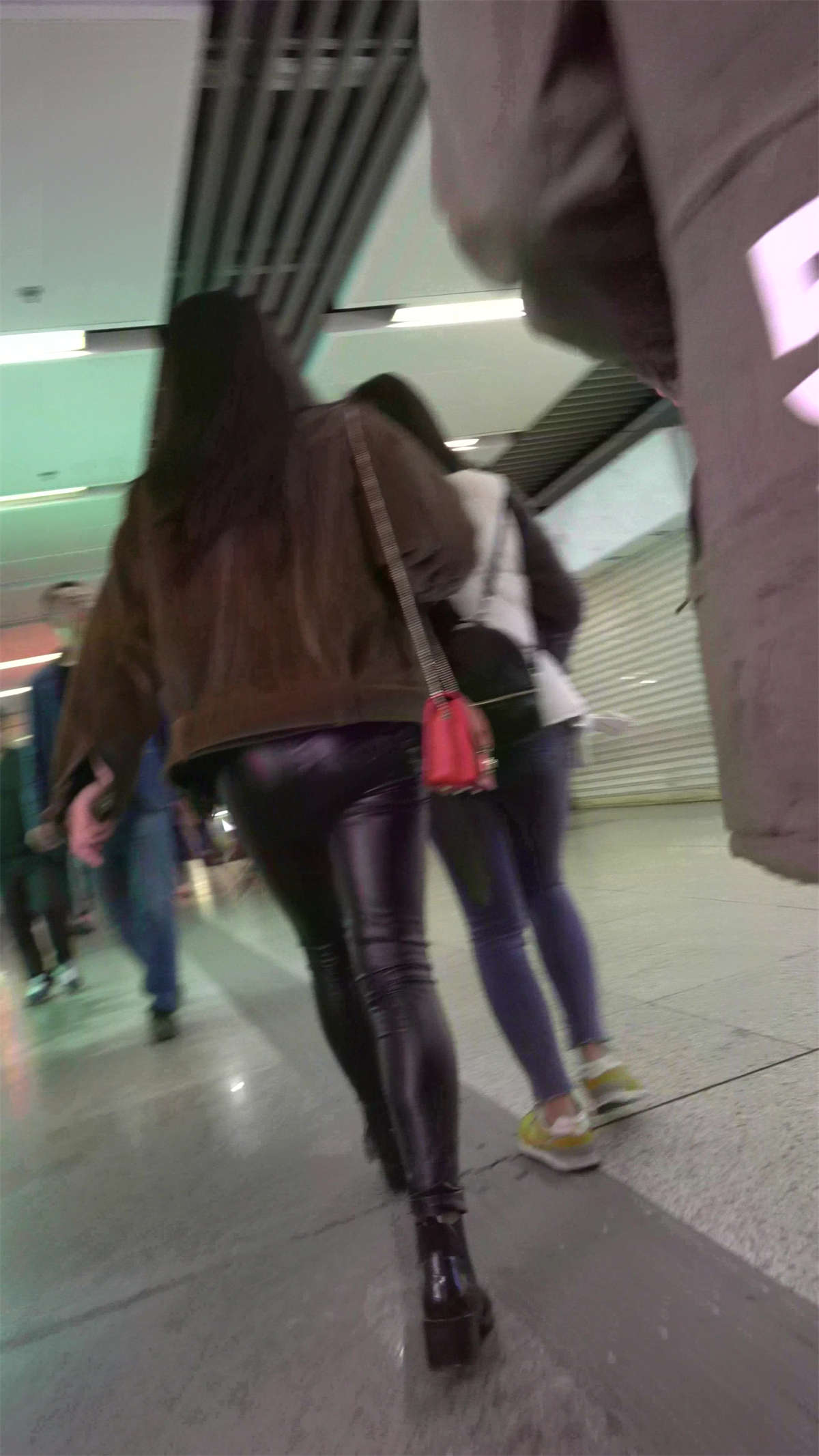 图片[2]-逛商场偶遇街拍皮裤美女-日更街拍