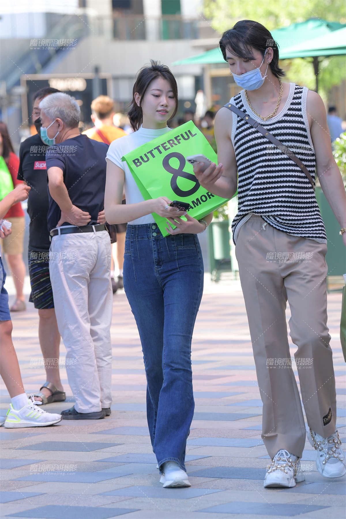 恬静的牛仔裤美女-日更街拍