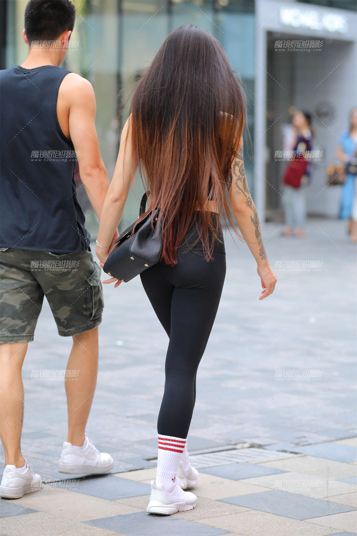 图片[2]-有纹身的健美裤女友-日更街拍