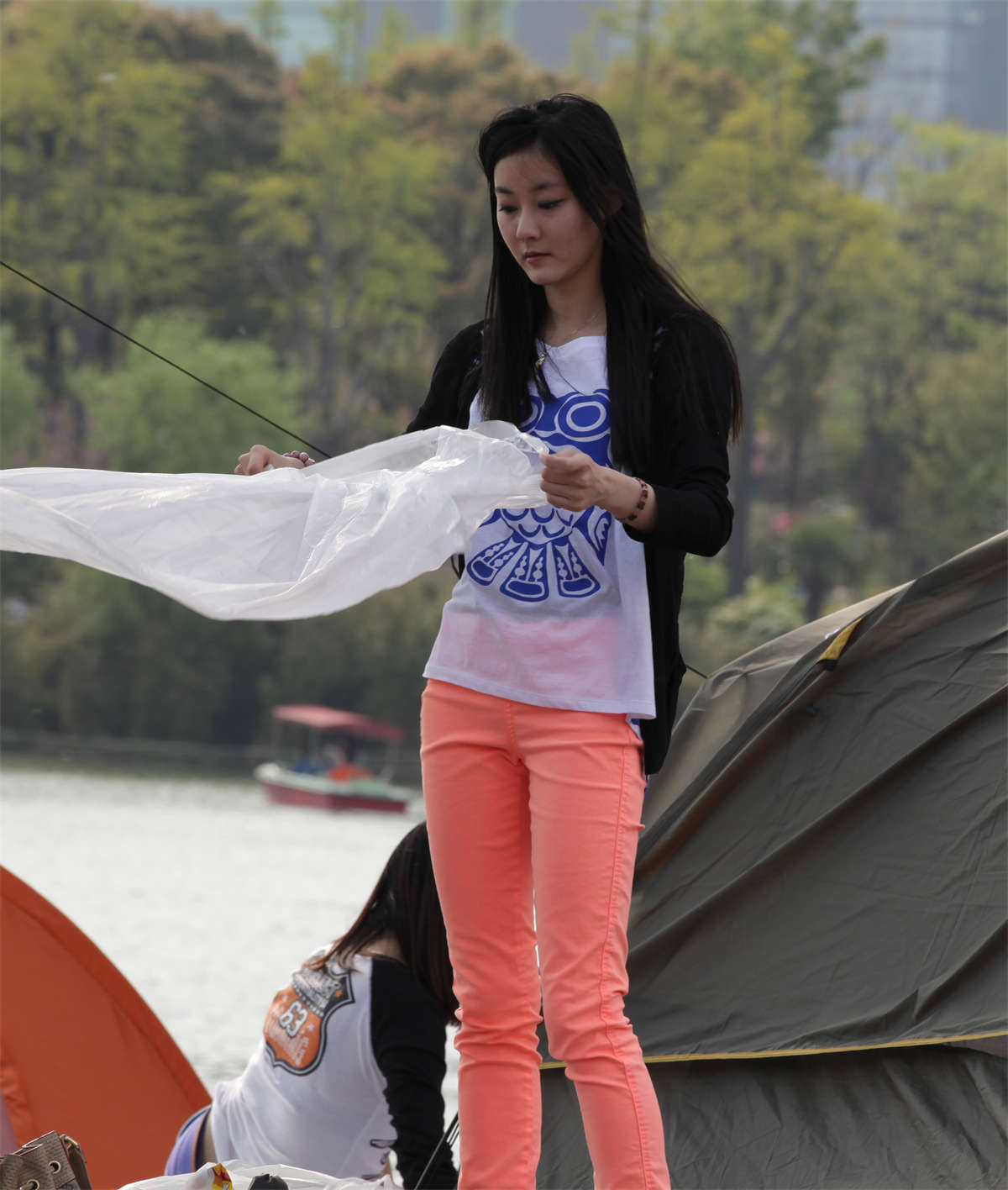 图片[2]-踏青公园街拍系列No.445 陪美女耗了半天，竟然只给看这一点点-日更街拍