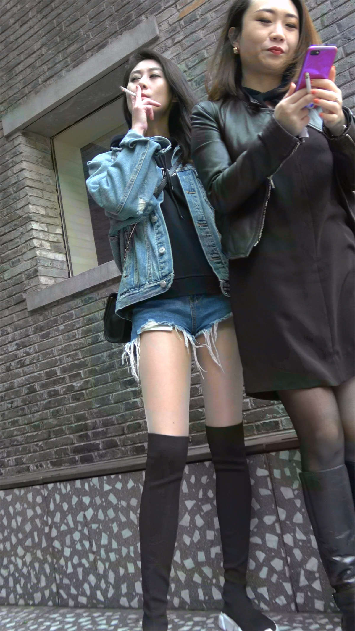 图片[2]-牛仔外套超短热裤美女吞云吐雾-日更街拍