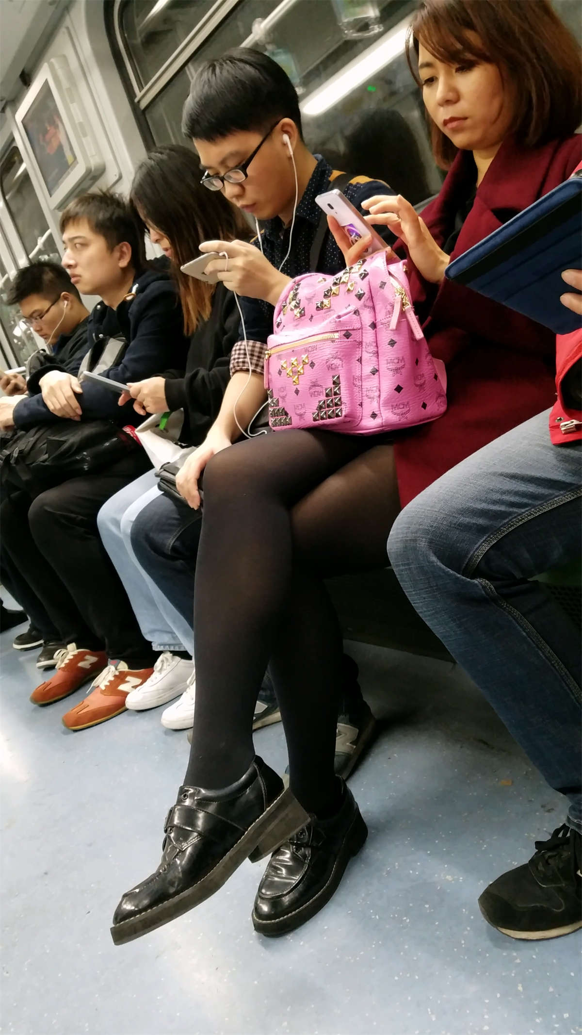 地铁拍摄黑色丝袜红衣少妇-日更街拍